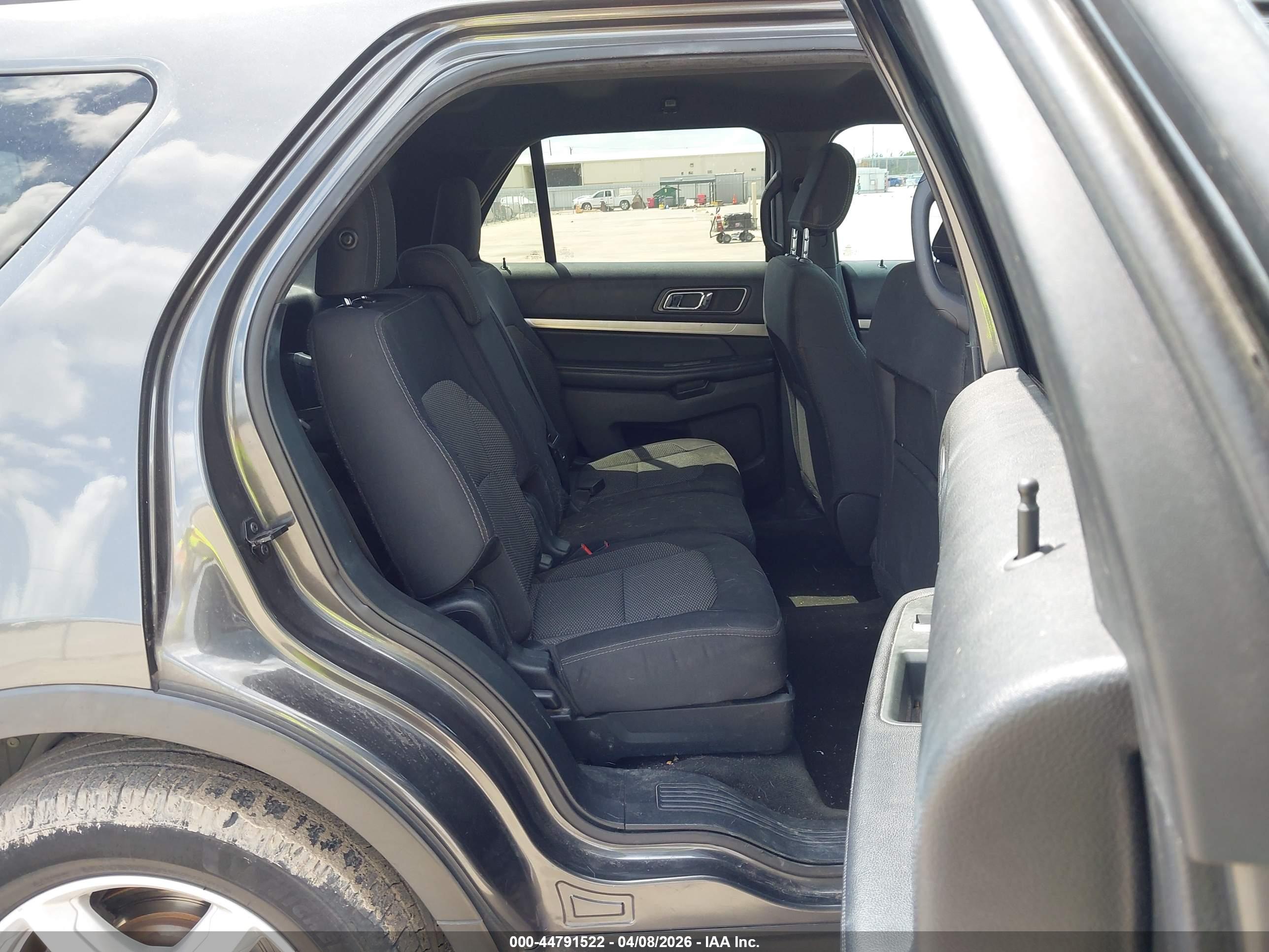 FORD EXPLORER image 8