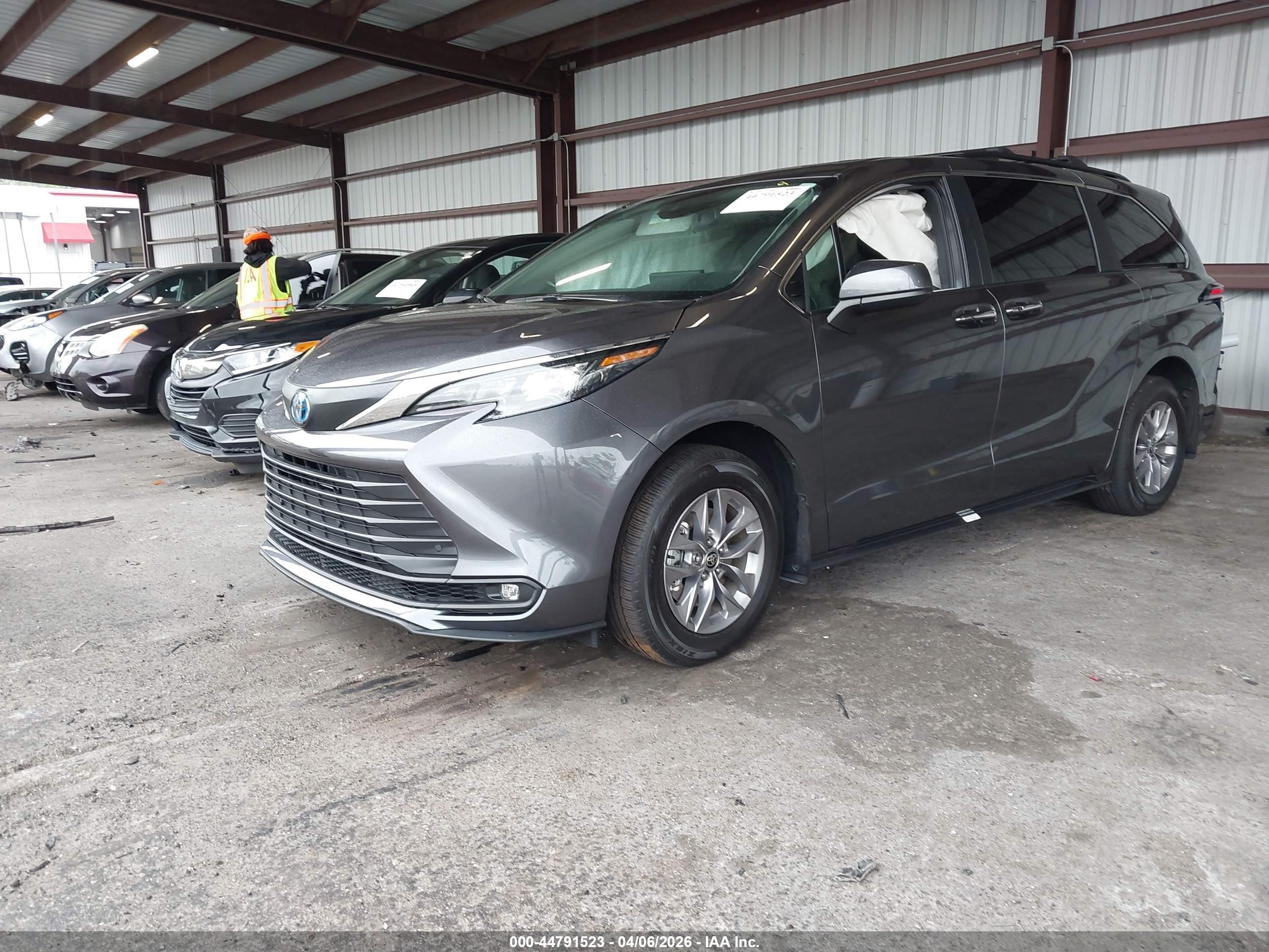 TOYOTA SIENNA image 2