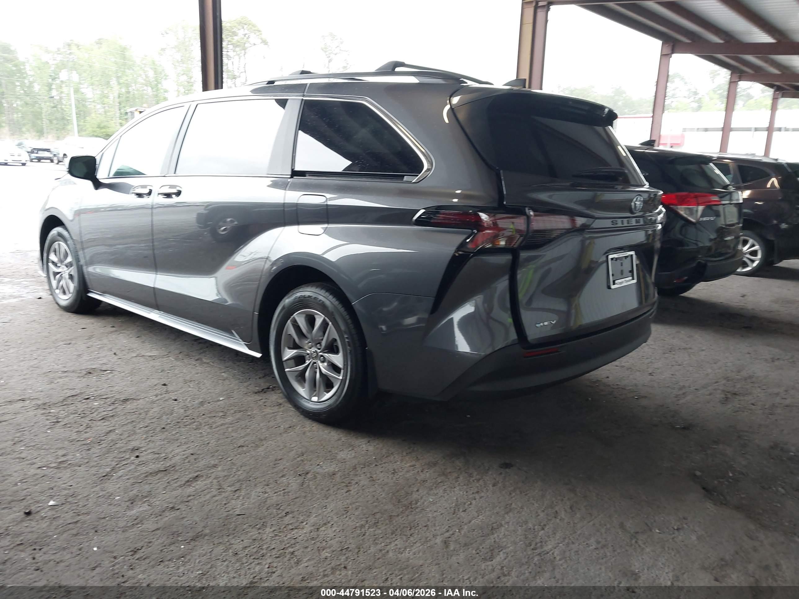 TOYOTA SIENNA image 3
