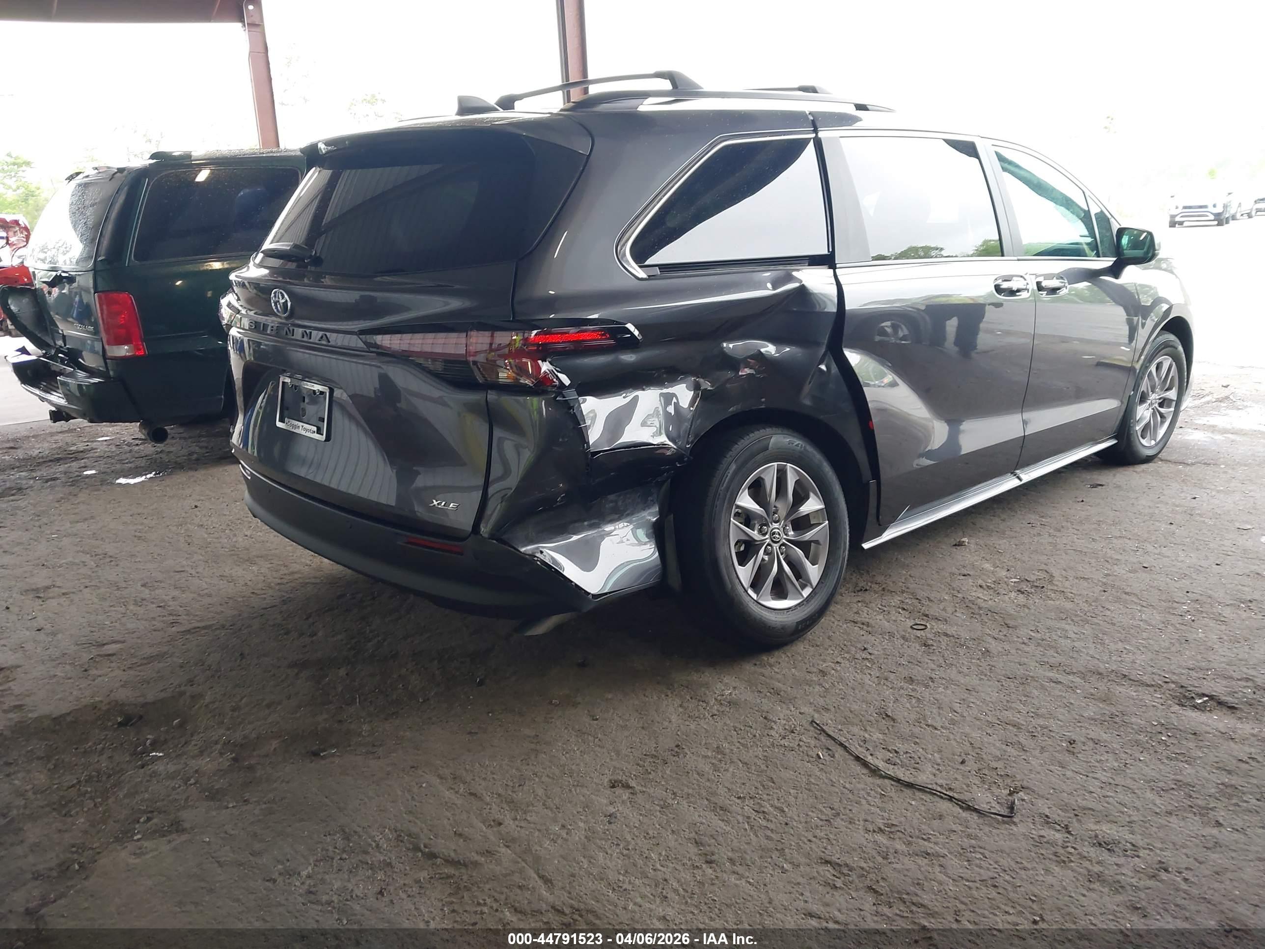TOYOTA SIENNA image 4