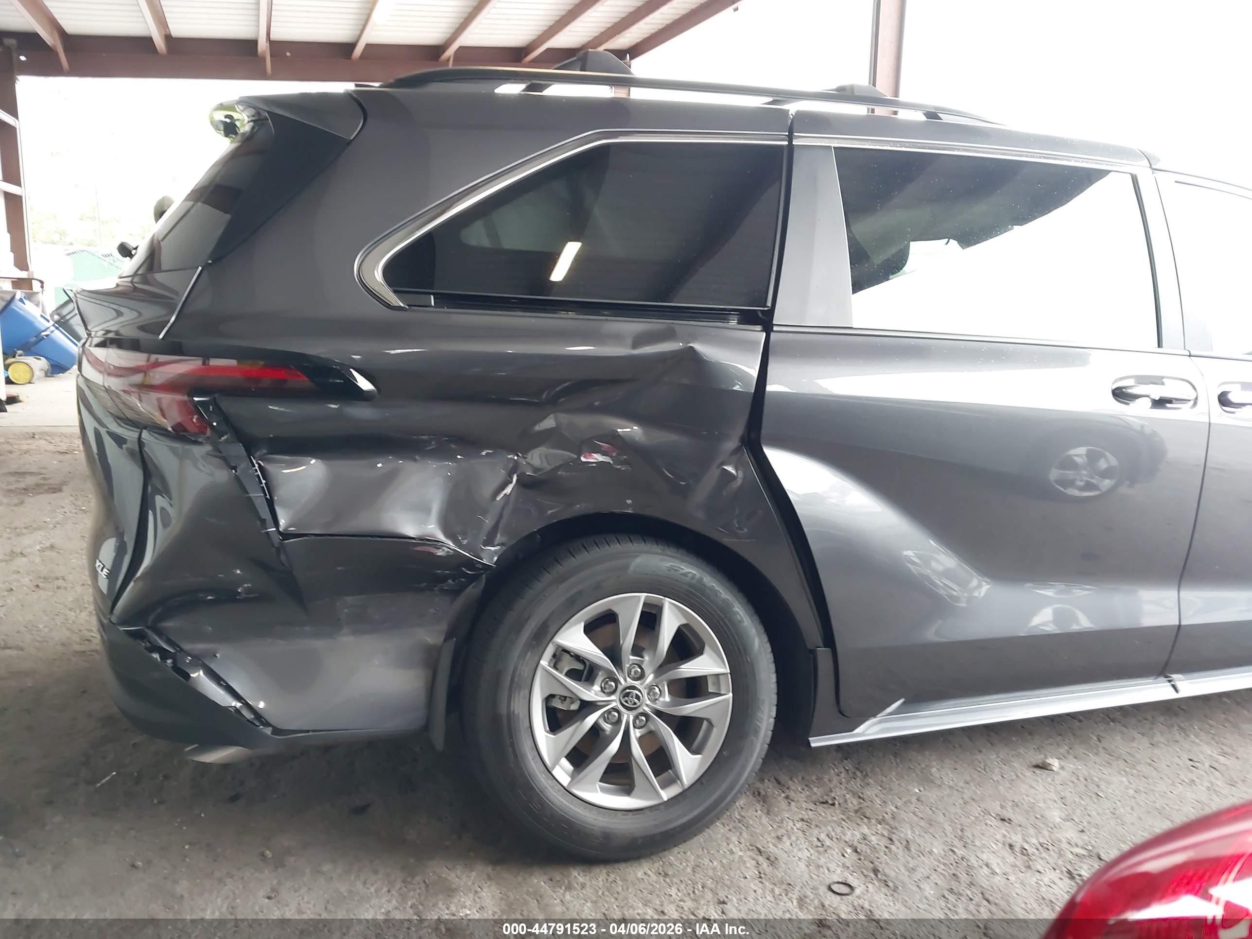 TOYOTA SIENNA image 6