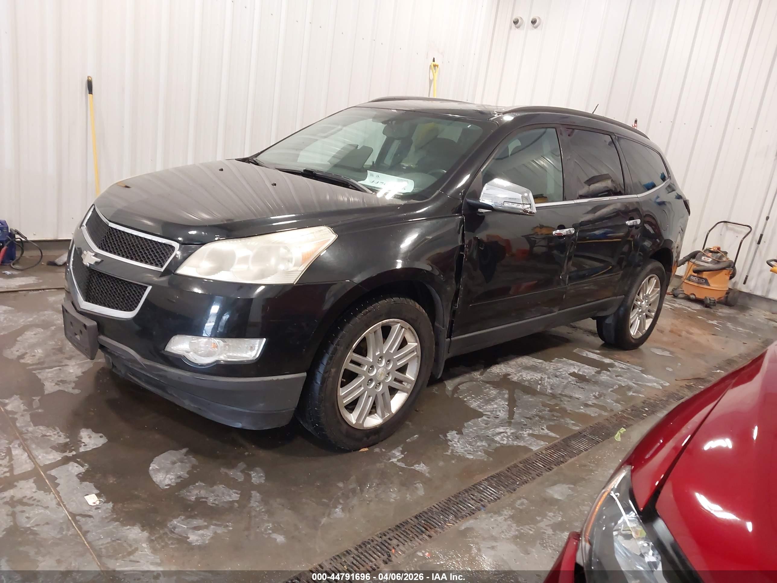 CHEVROLET TRAVERSE image 2