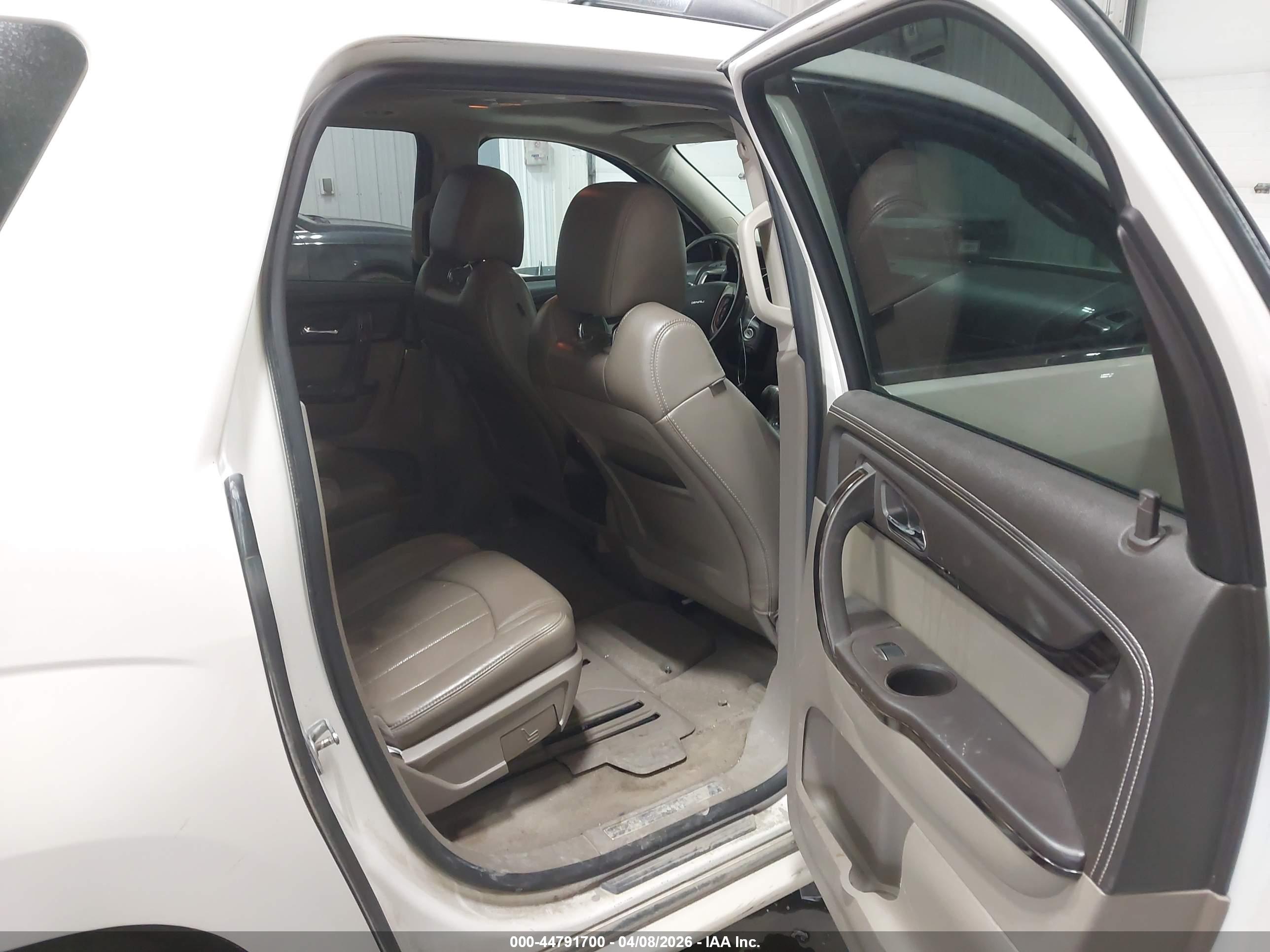 GMC ACADIA image 8