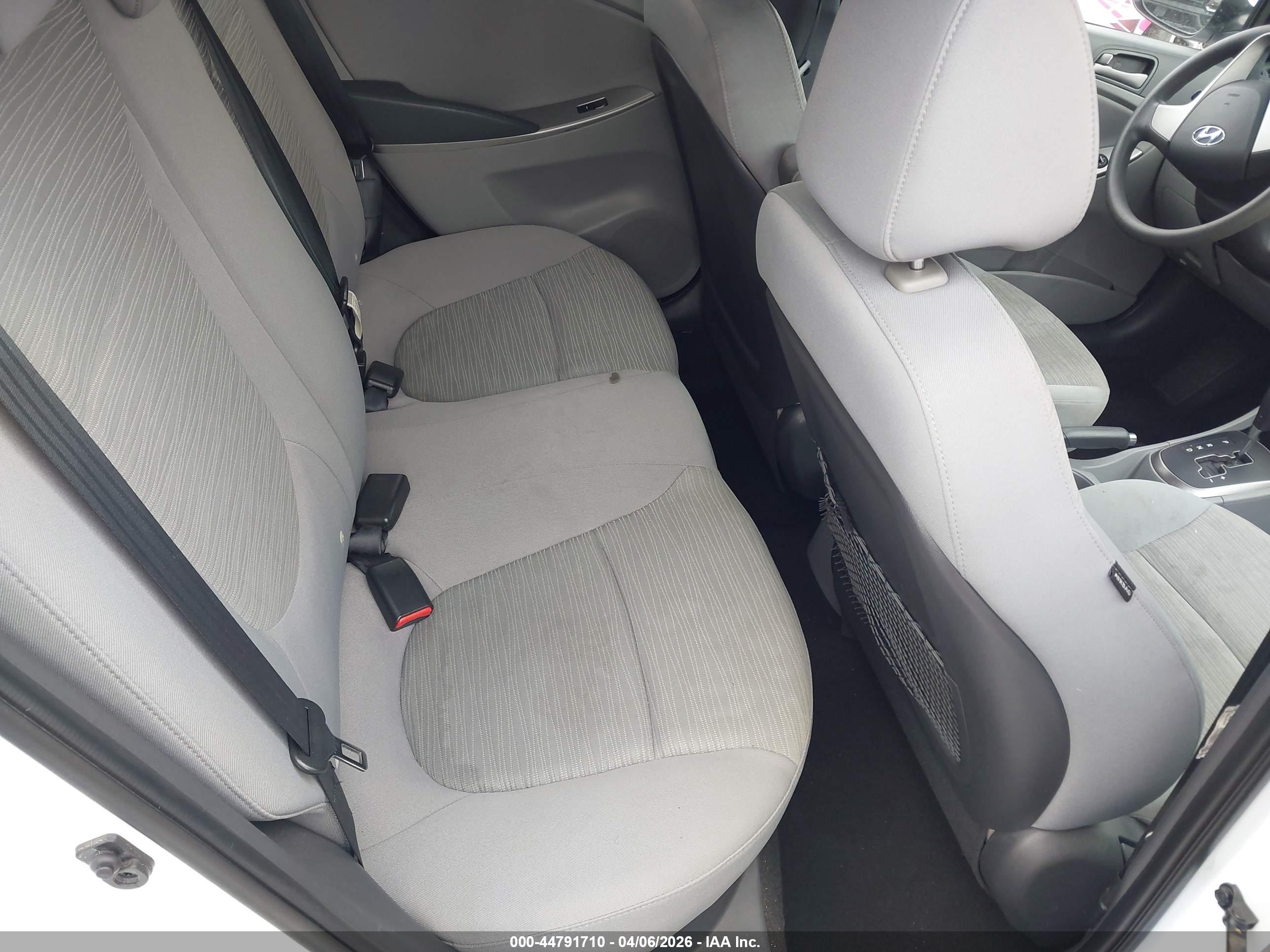 HYUNDAI ACCENT image 8