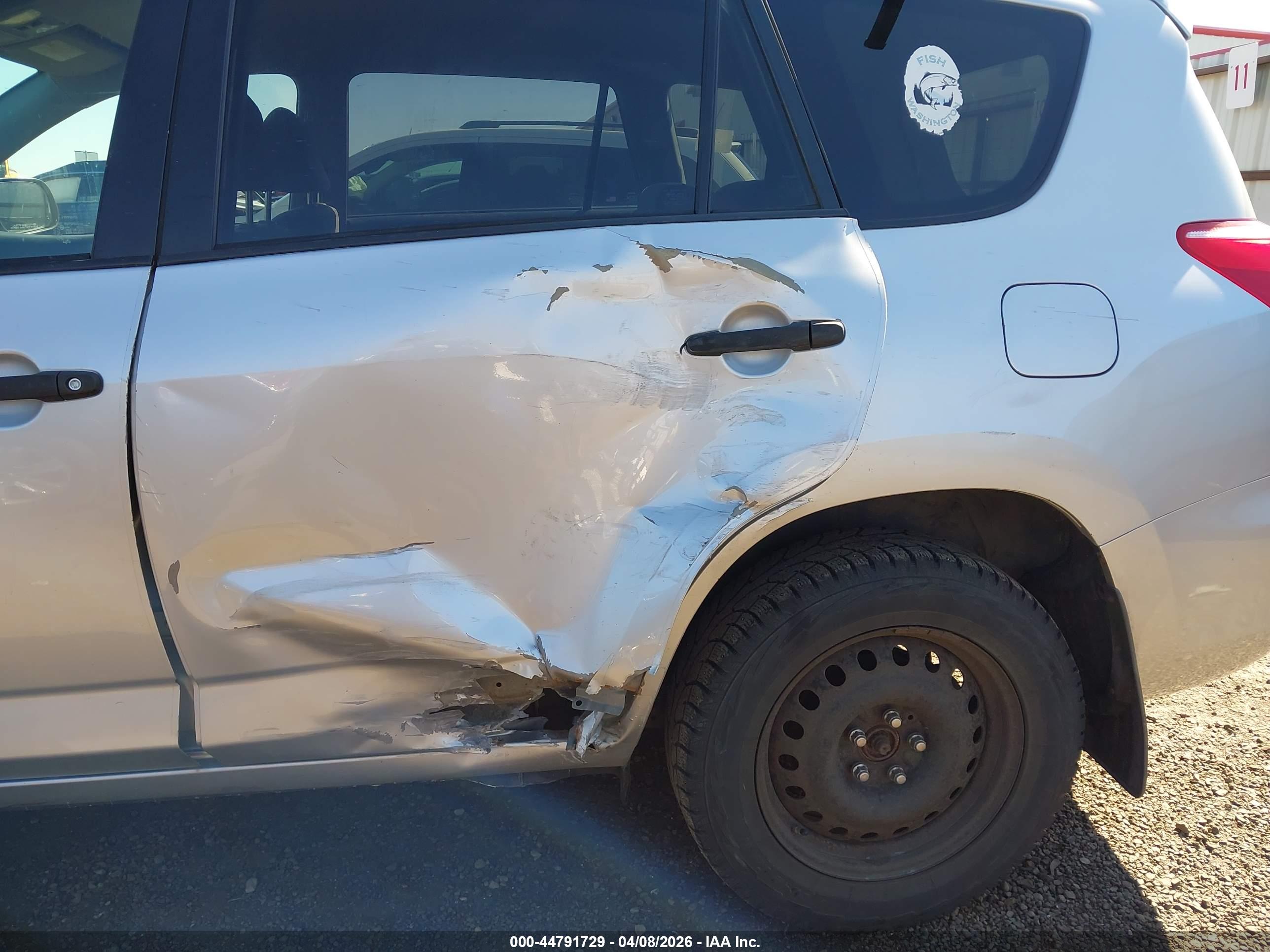 TOYOTA RAV4 image 6
