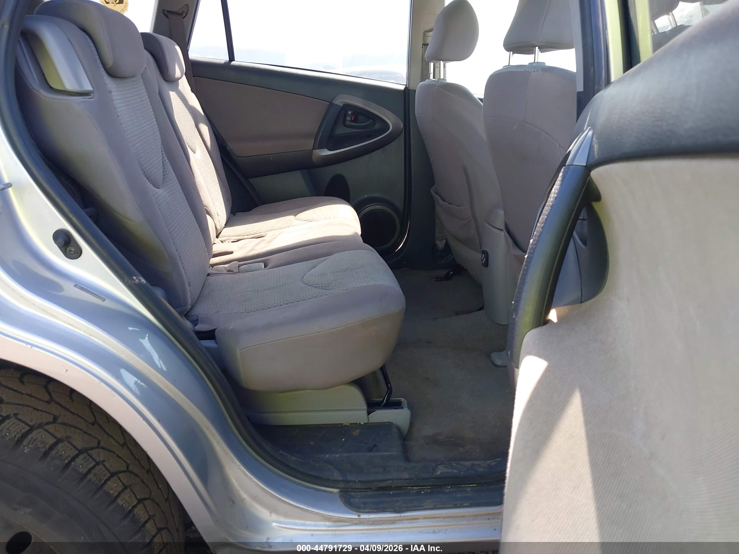 TOYOTA RAV4 image 8