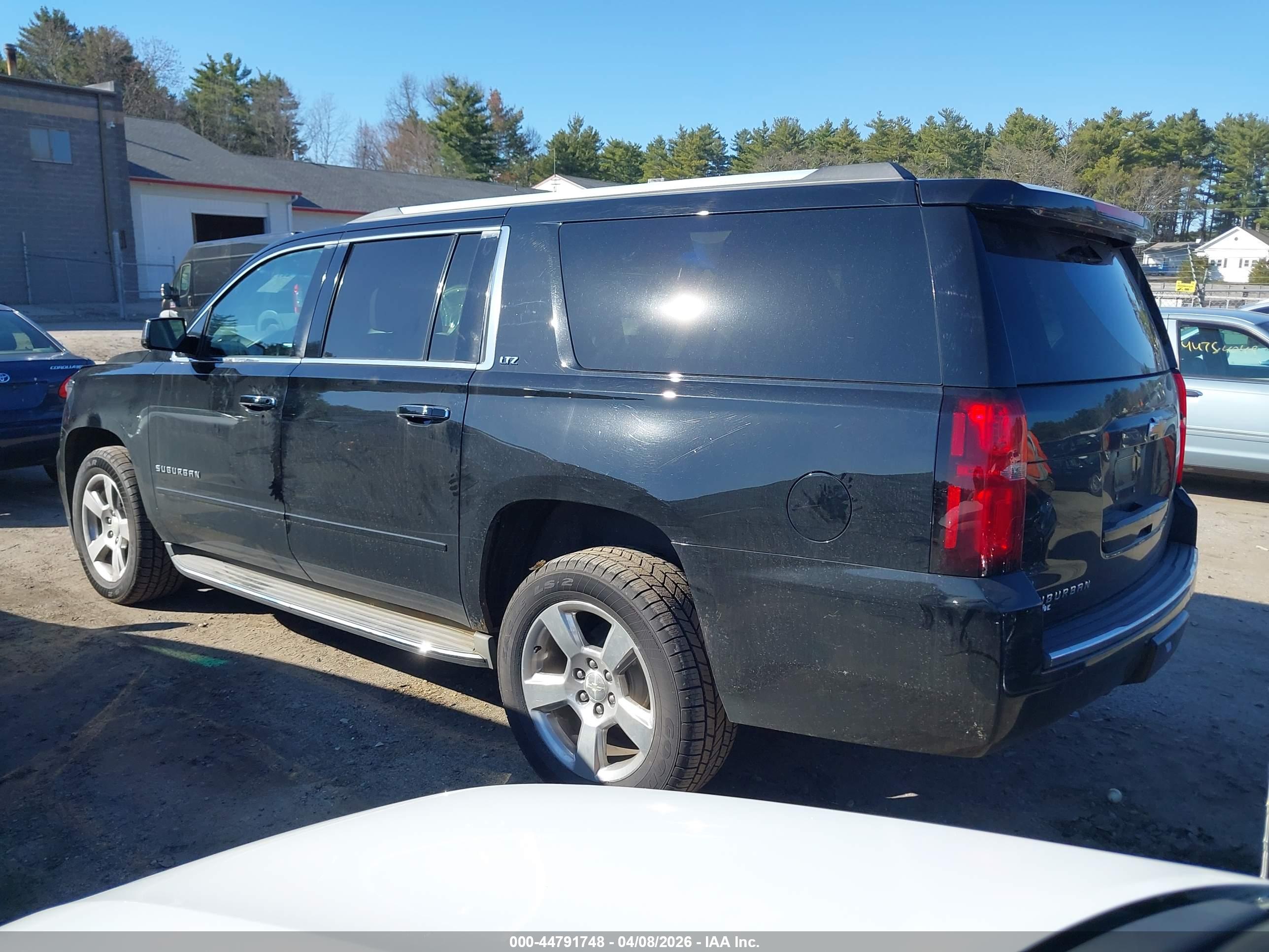 CHEVROLET SUBURBAN image 3
