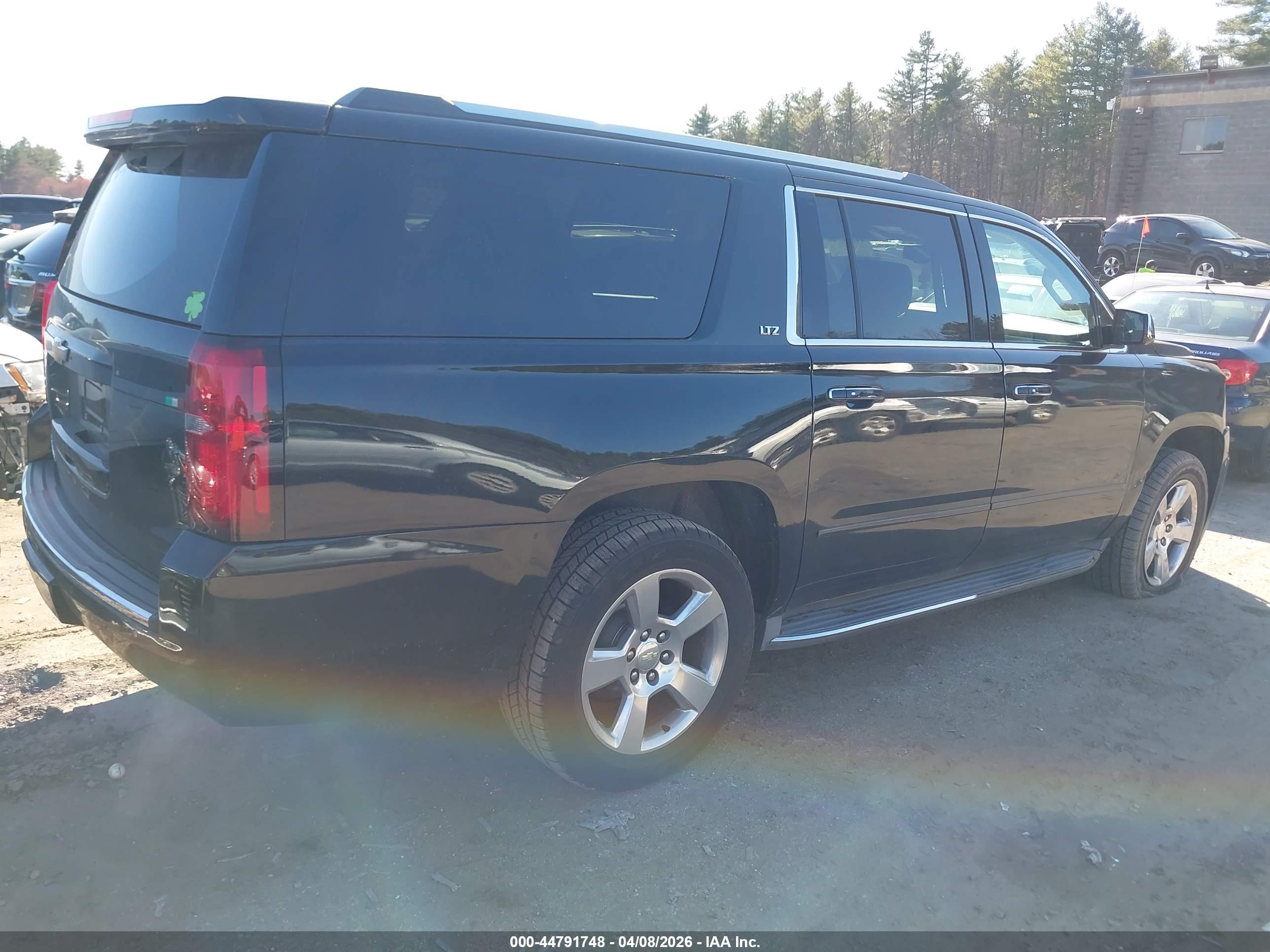 CHEVROLET SUBURBAN image 4