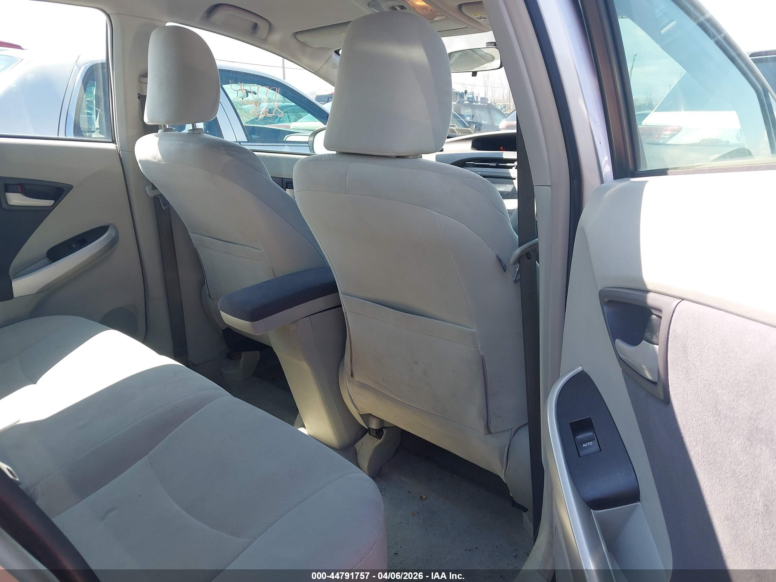 TOYOTA PRIUS image 8