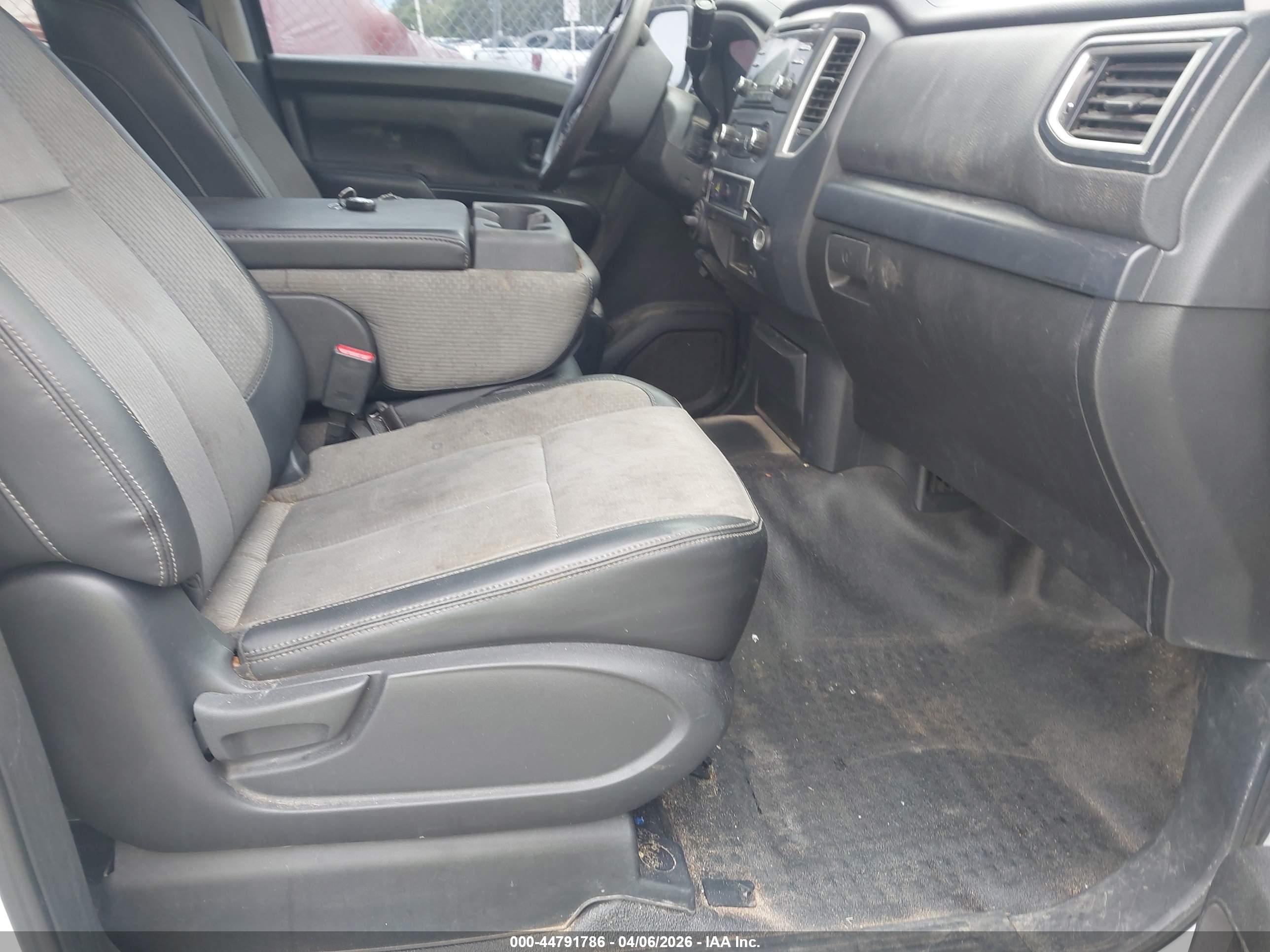 NISSAN TITAN image 5