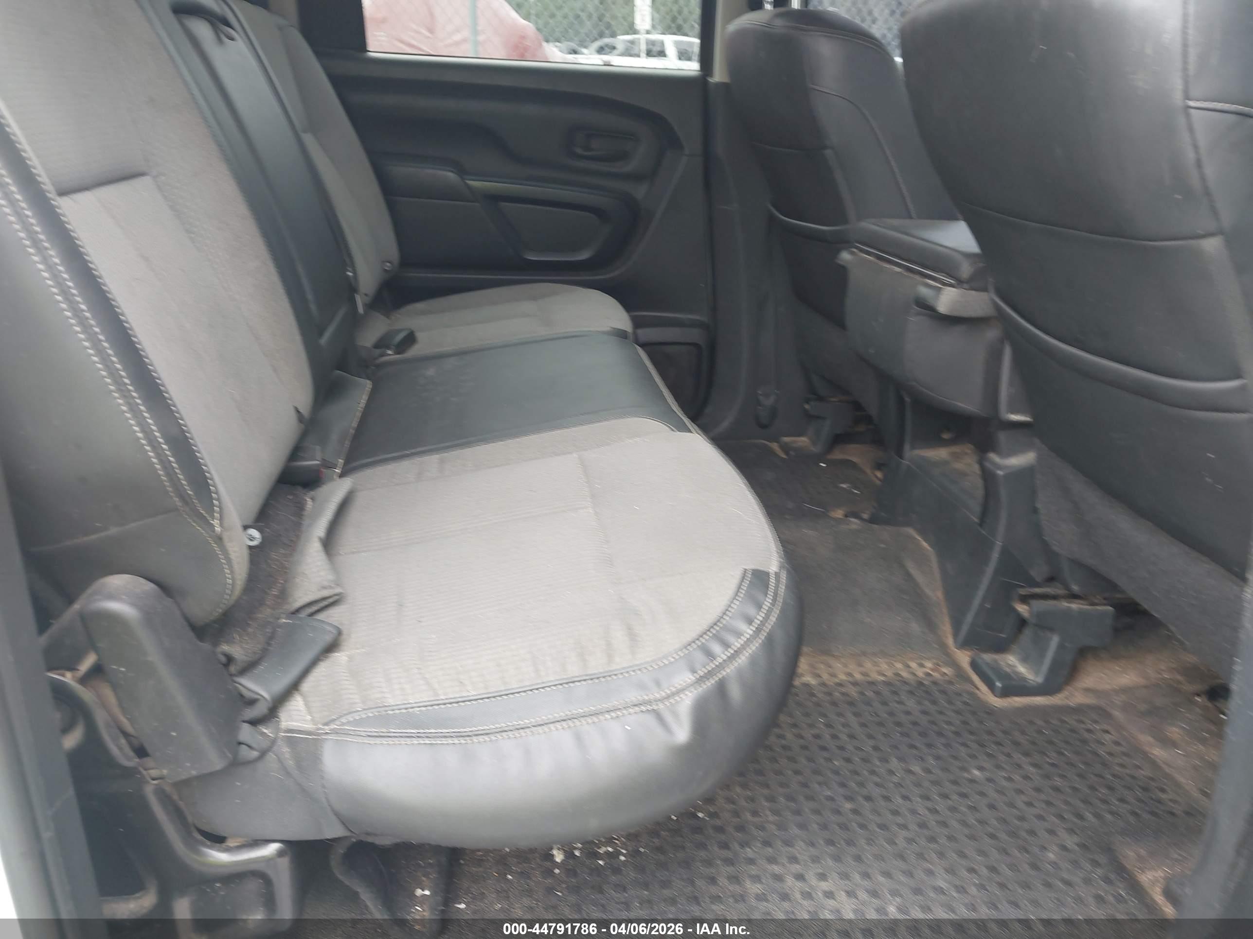 NISSAN TITAN image 8