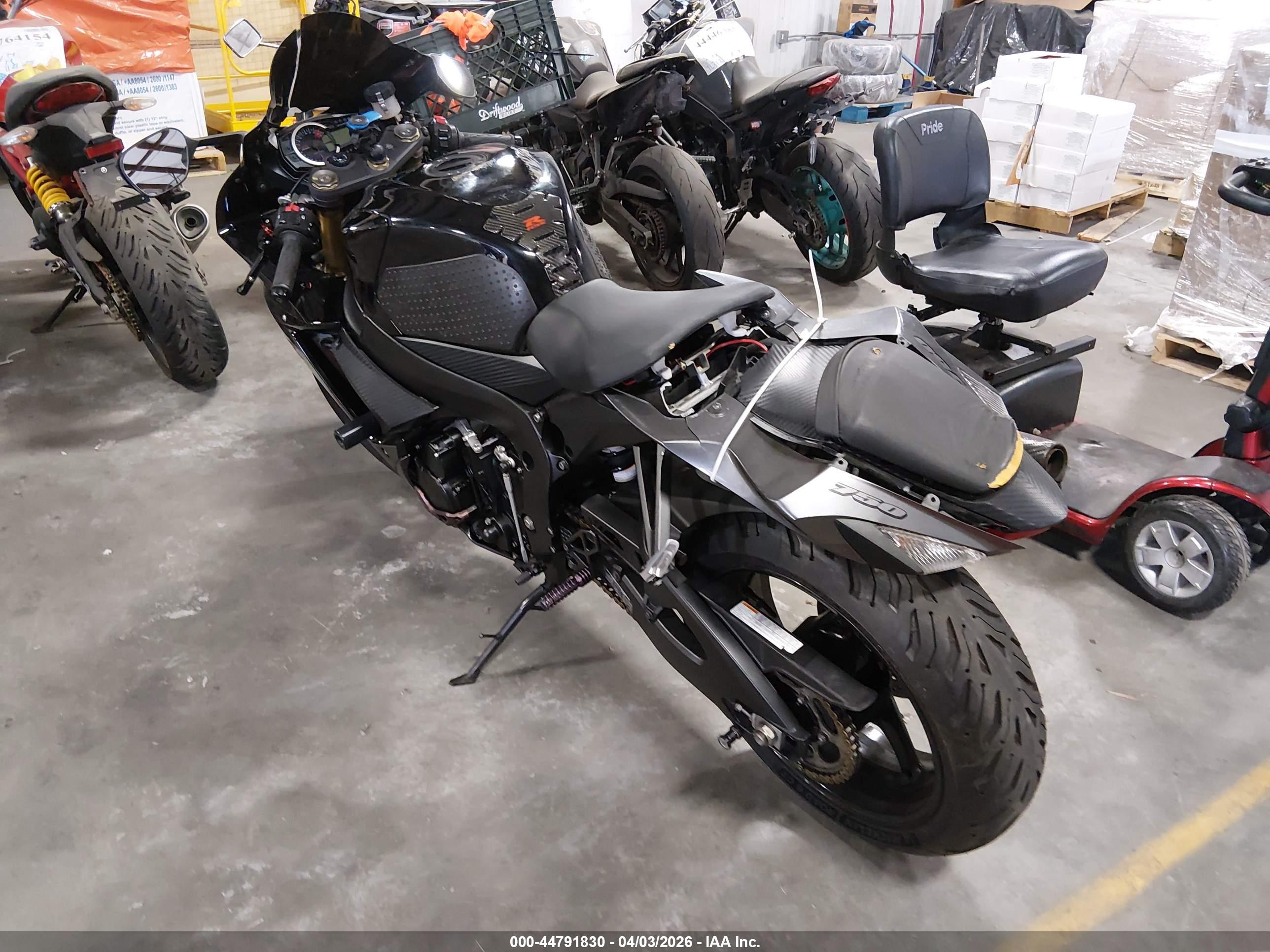 SUZUKI GSX-R750 image 3