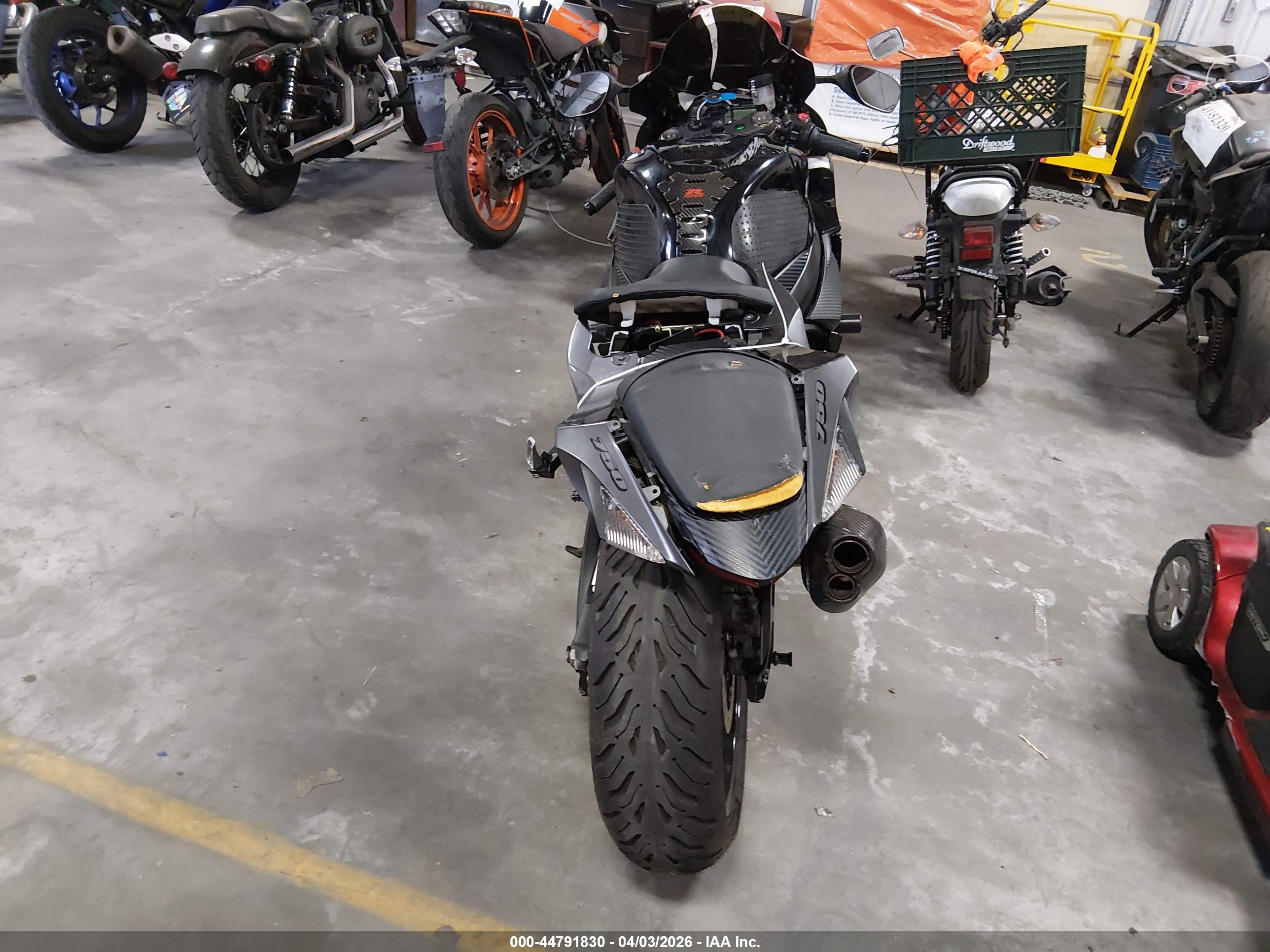 SUZUKI GSX-R750 image 6
