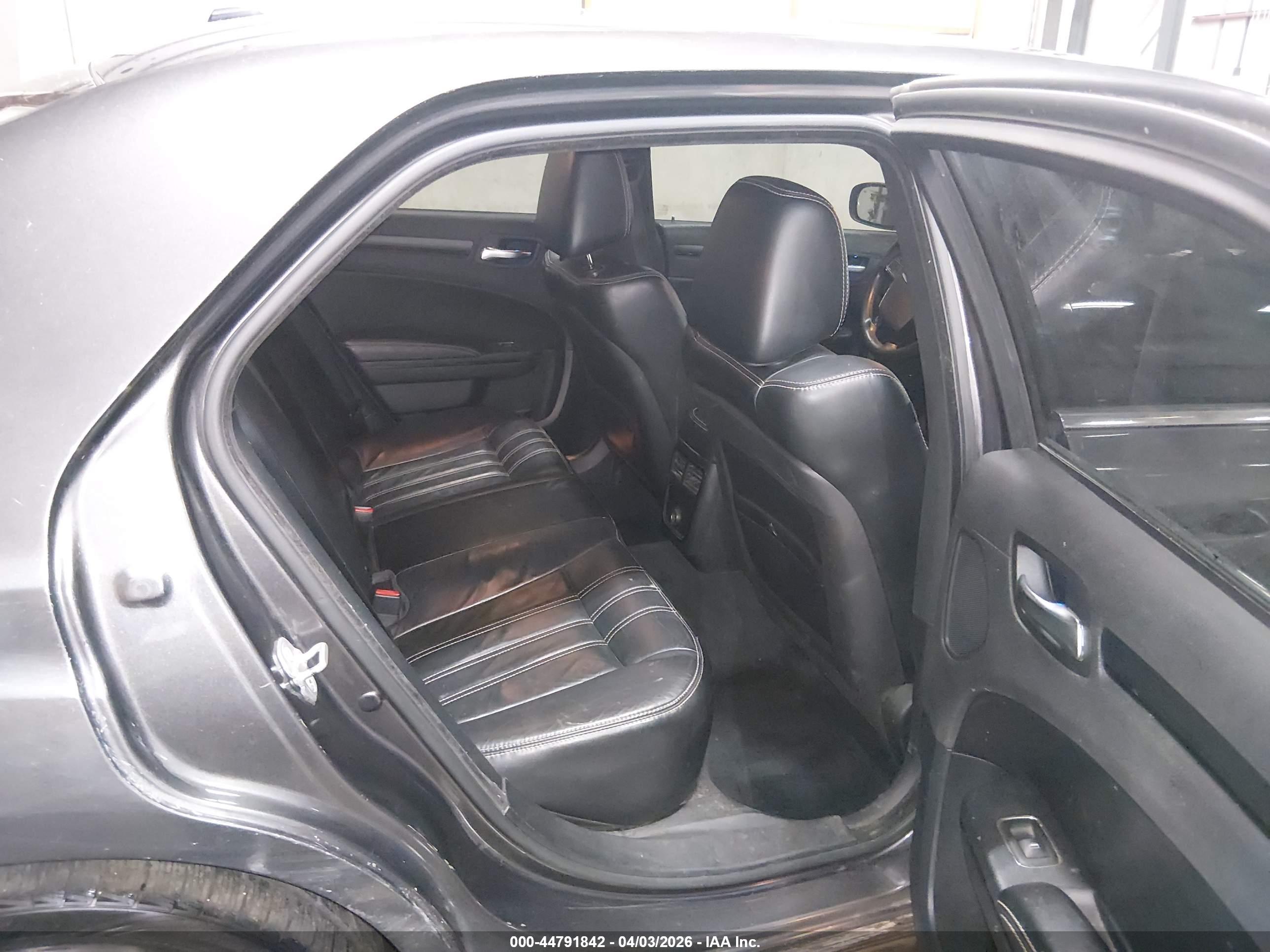 CHRYSLER 300 image 8