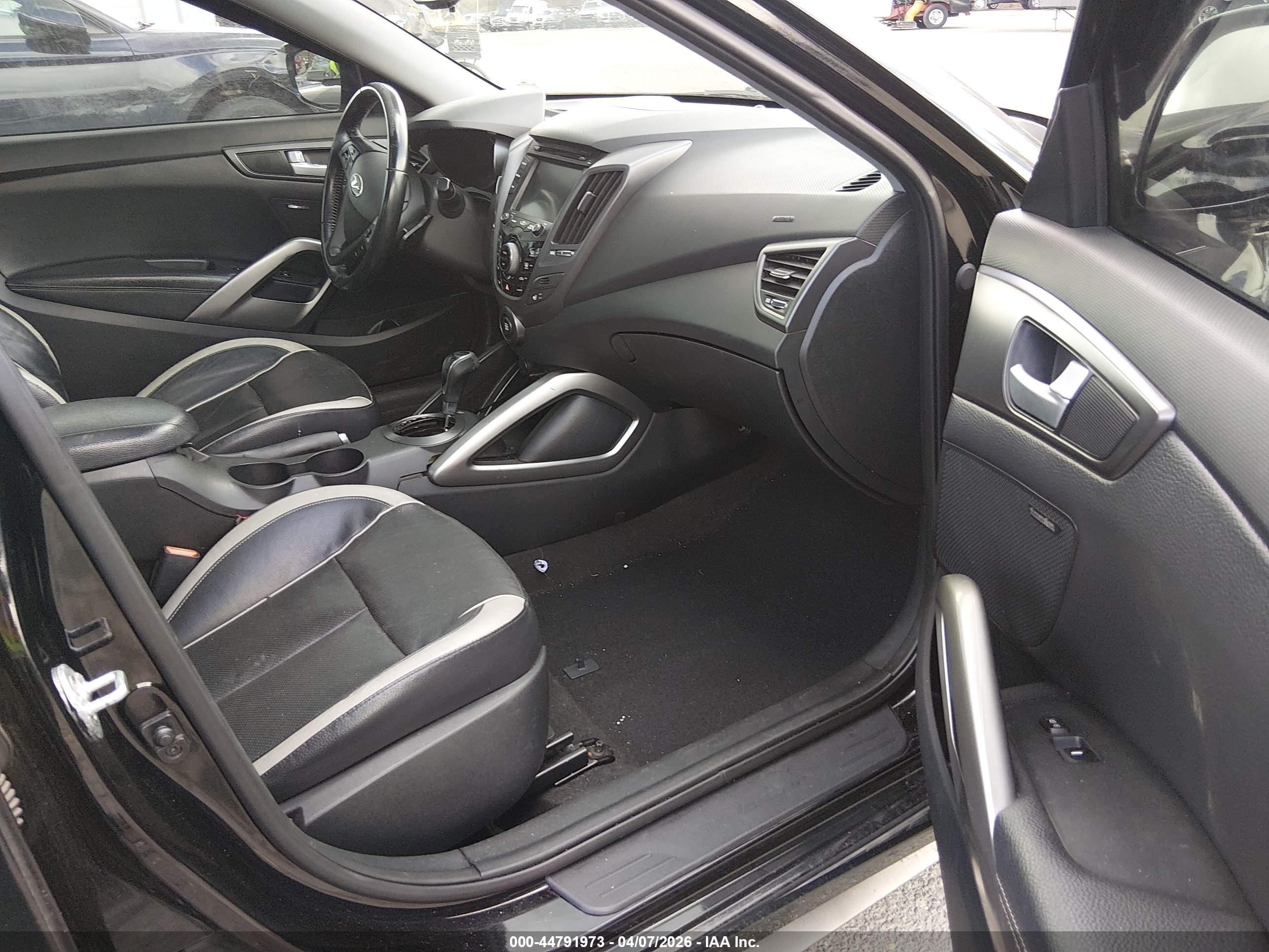 HYUNDAI VELOSTER image 5