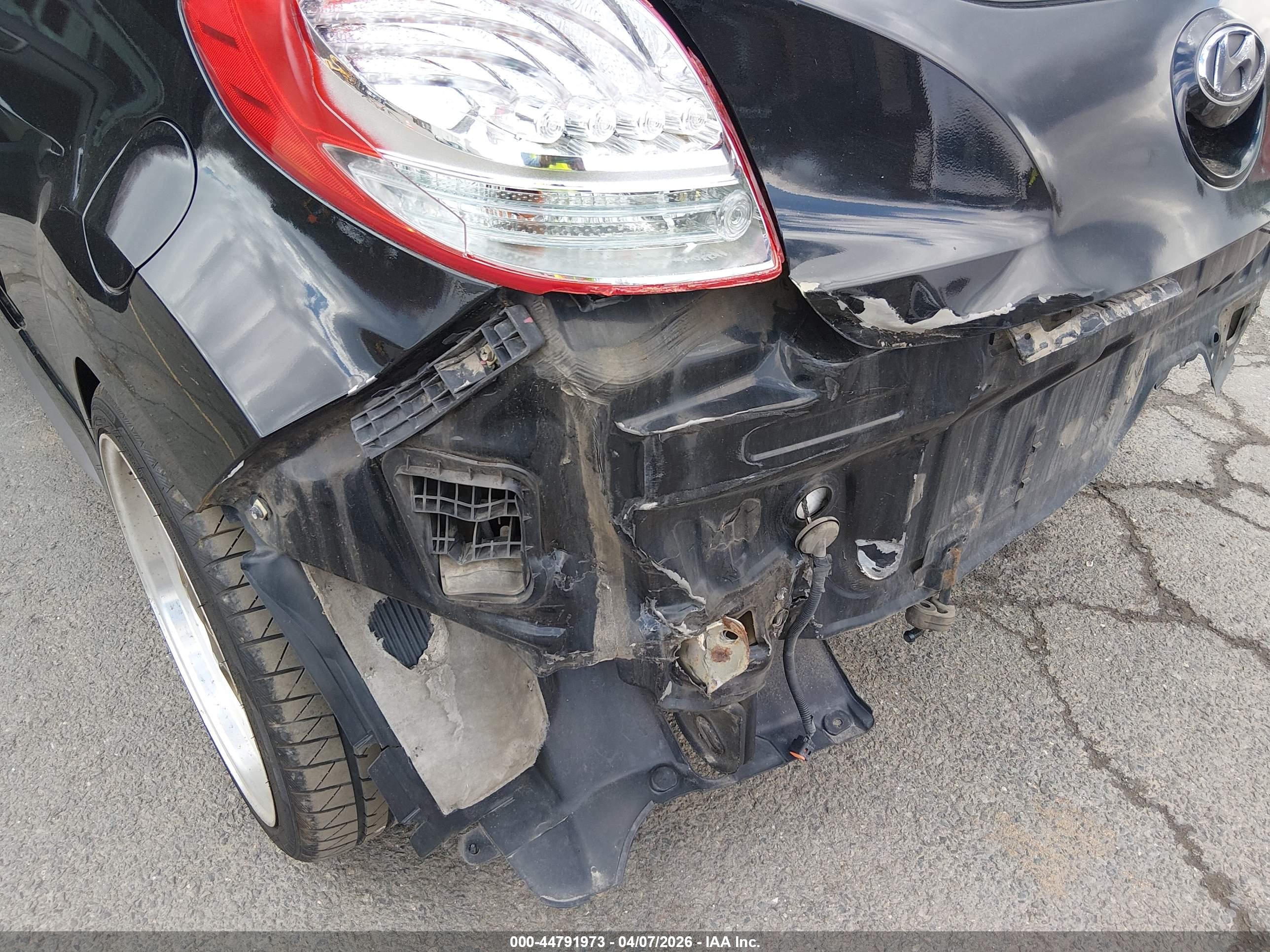 HYUNDAI VELOSTER image 6
