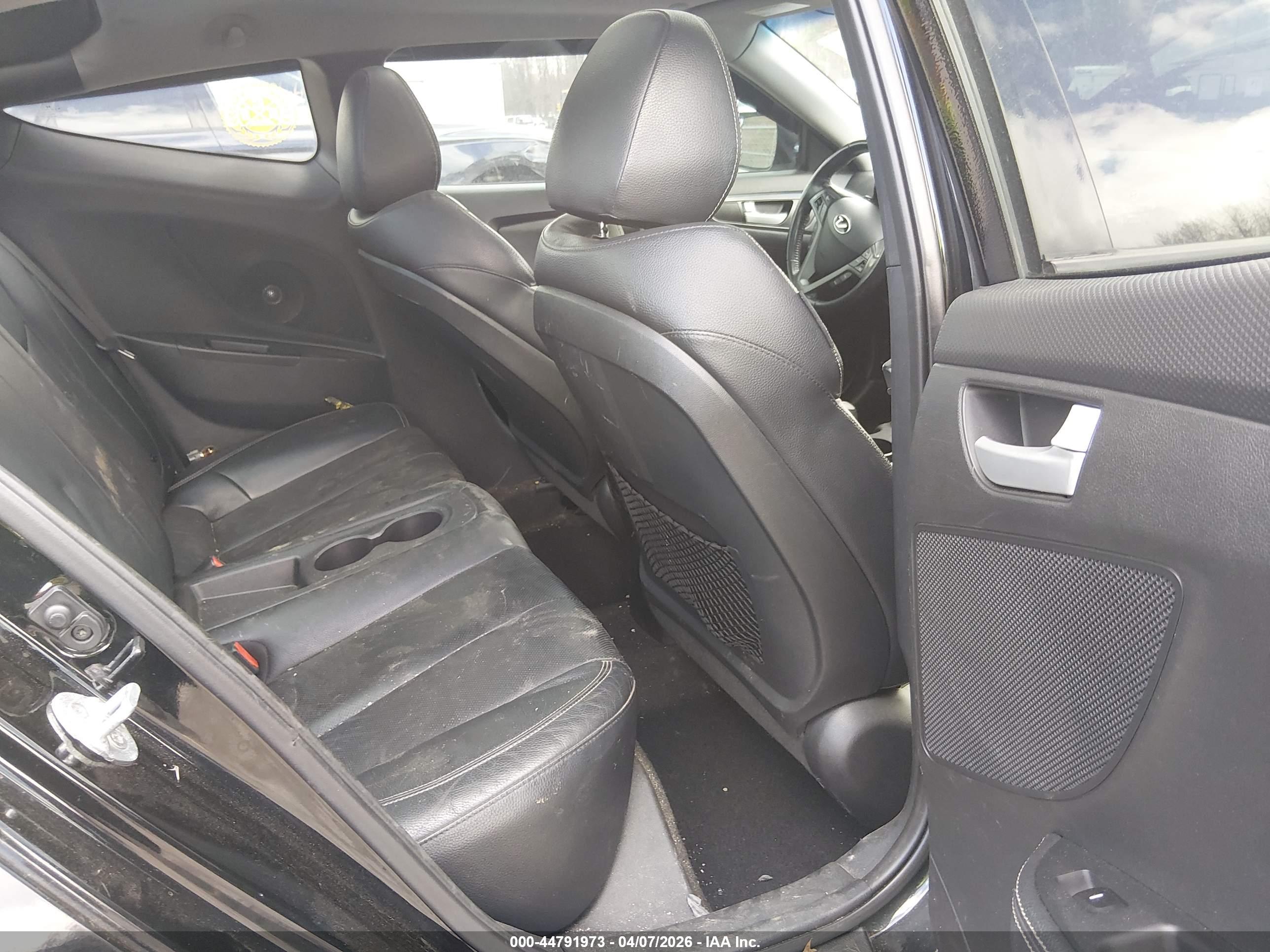 HYUNDAI VELOSTER image 8