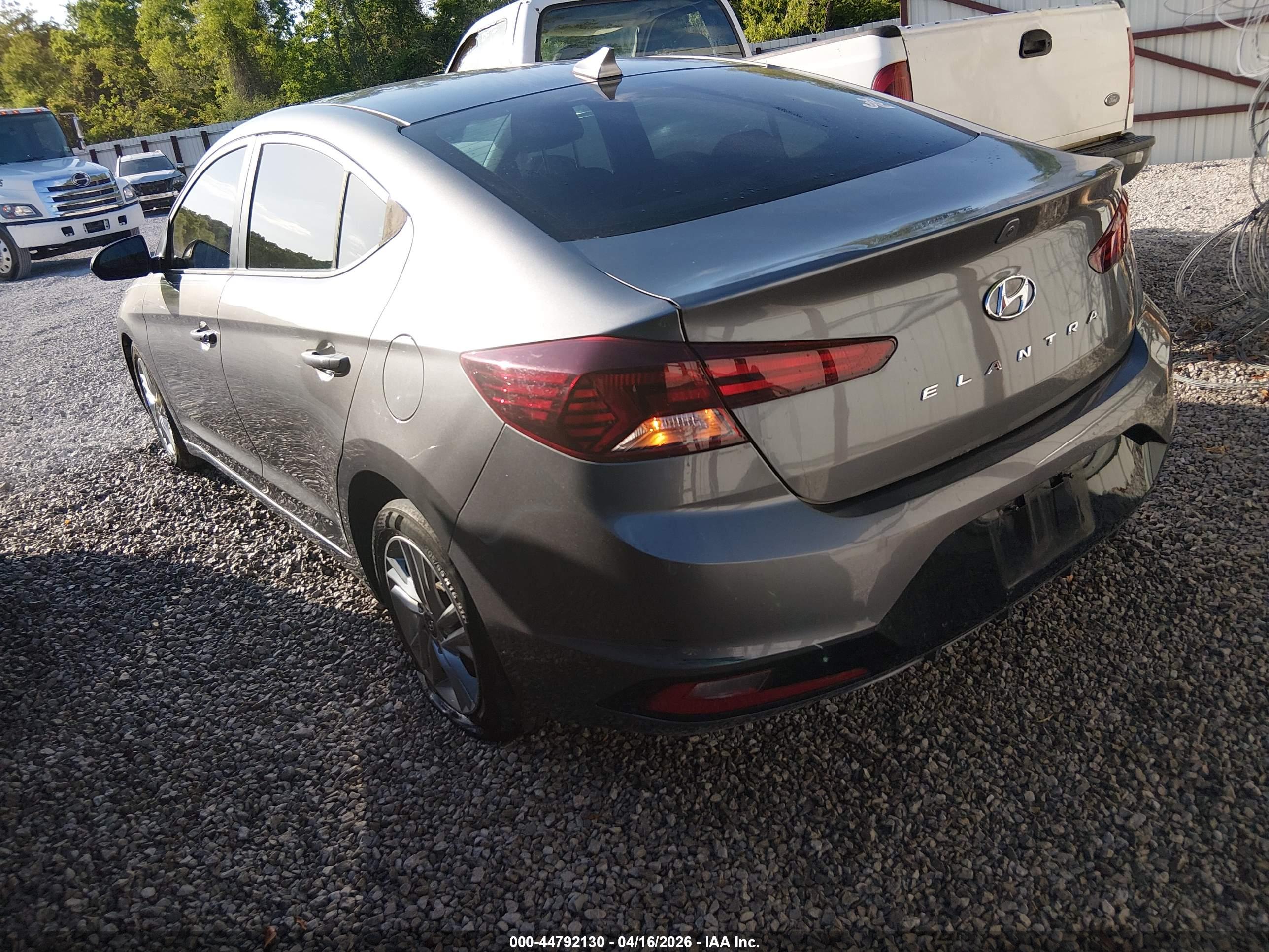 HYUNDAI ELANTRA image 3
