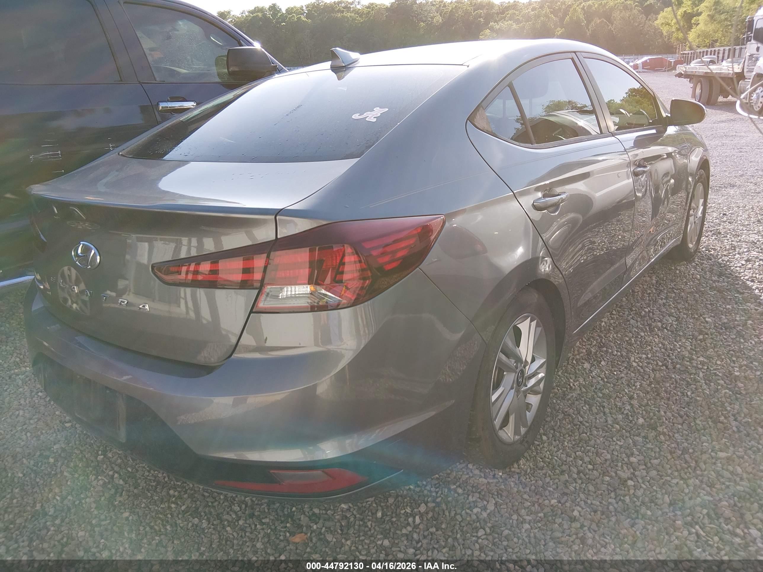 HYUNDAI ELANTRA image 4