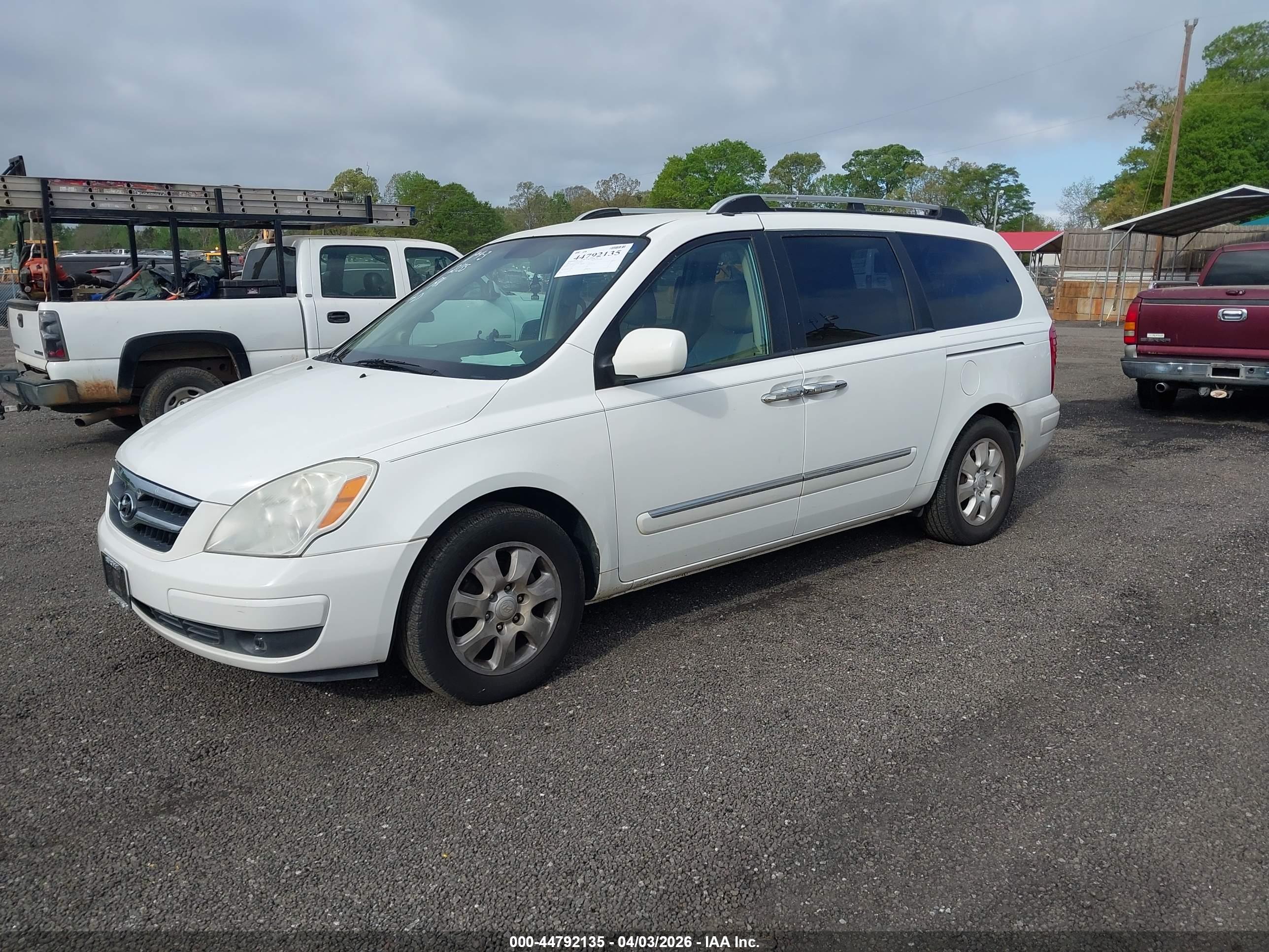 HYUNDAI ENTOURAGE image 2