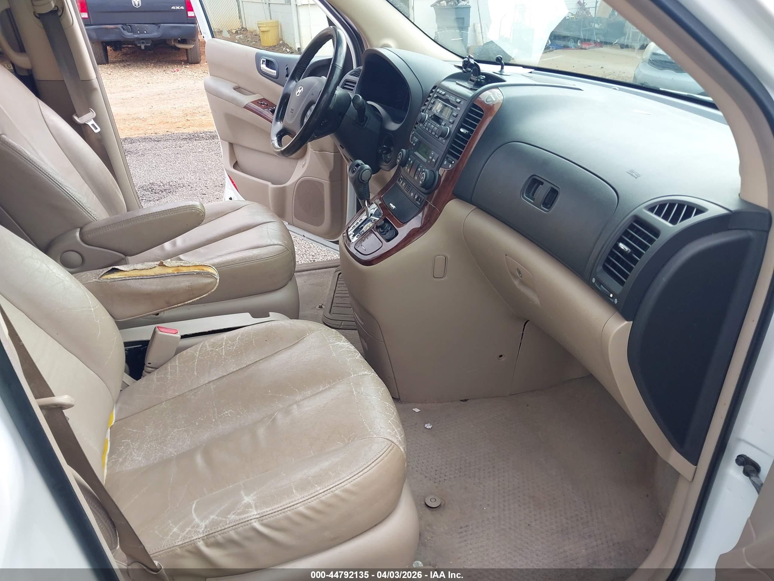 HYUNDAI ENTOURAGE image 5