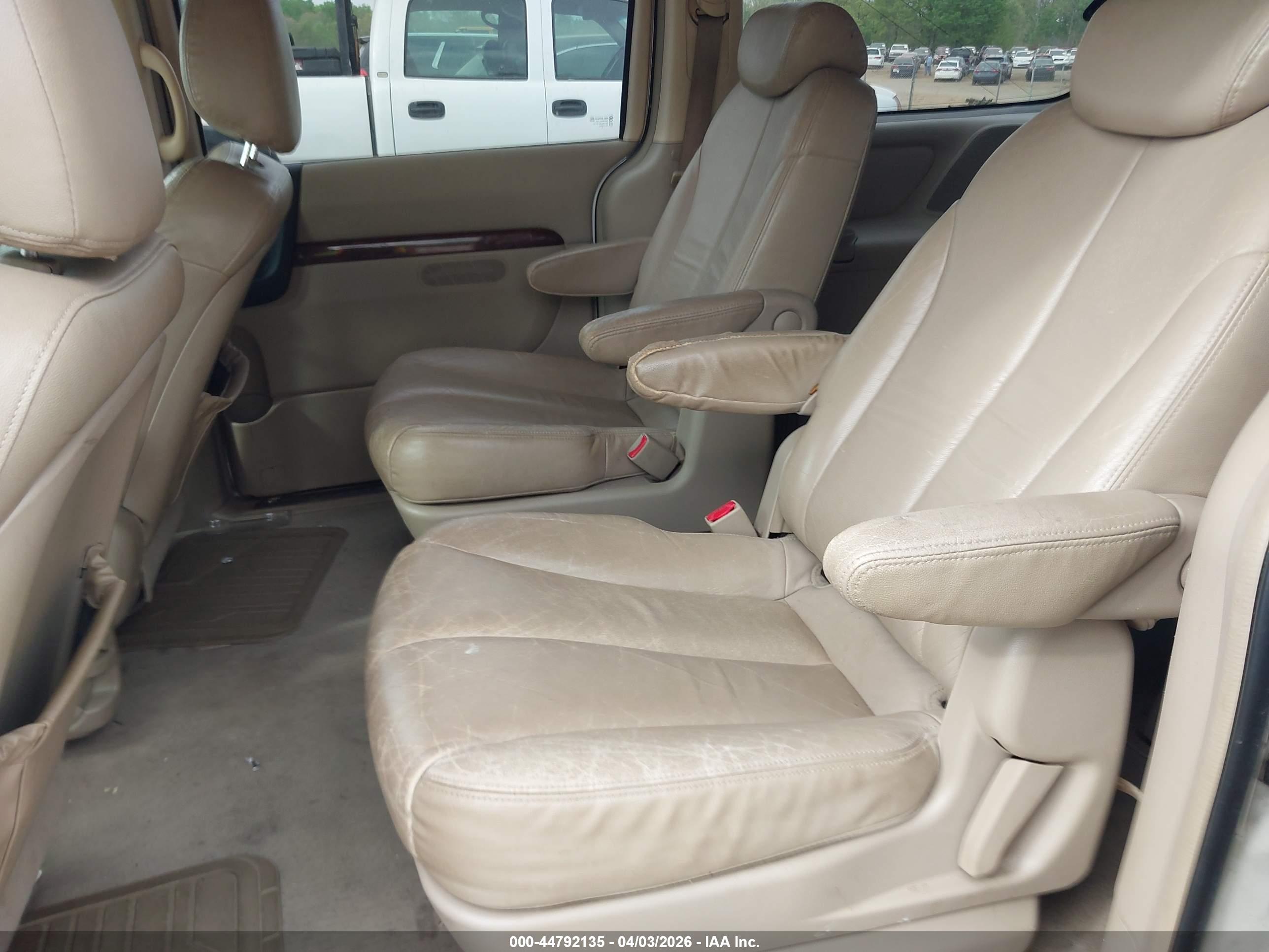 HYUNDAI ENTOURAGE image 8