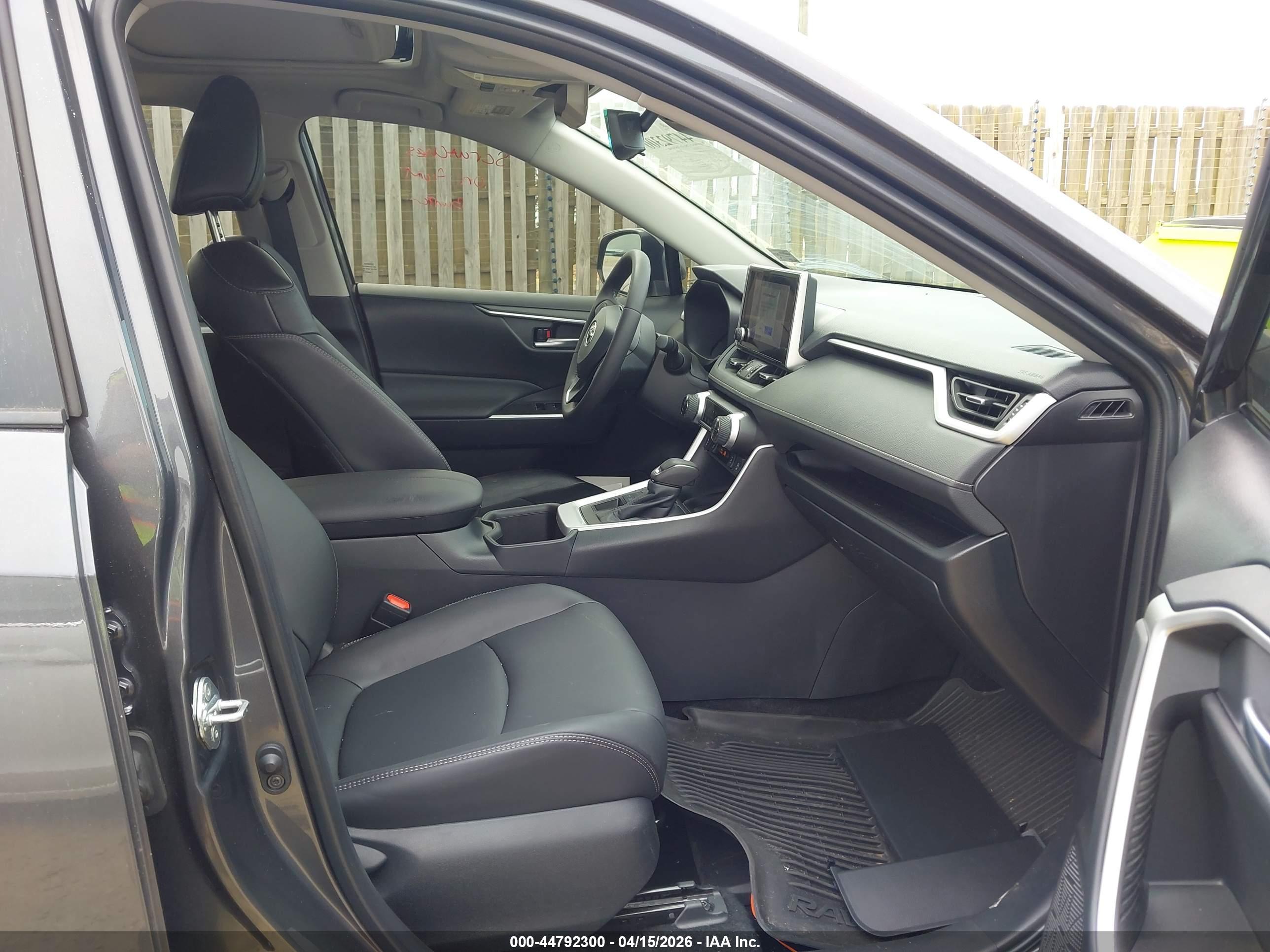TOYOTA RAV4 image 5