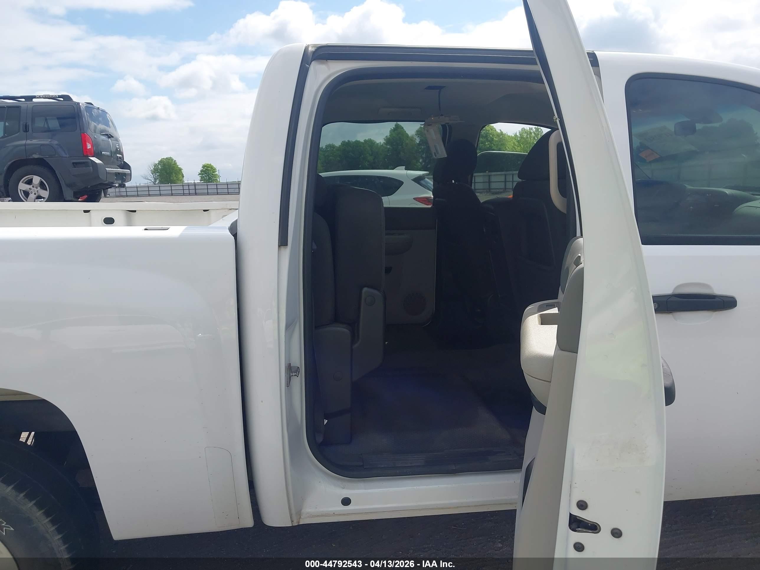 CHEVROLET SILVERADO image 8
