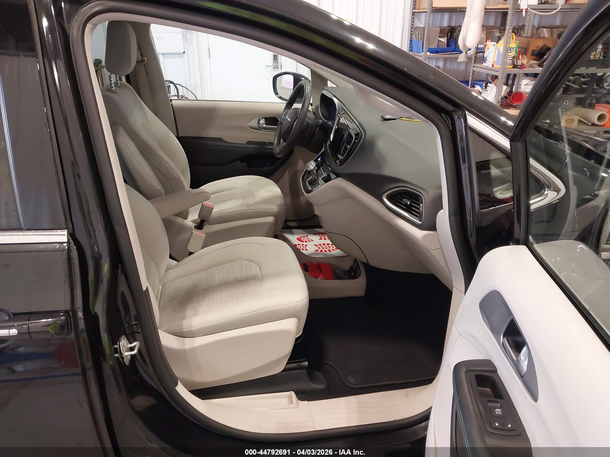 CHRYSLER PACIFICA image 5