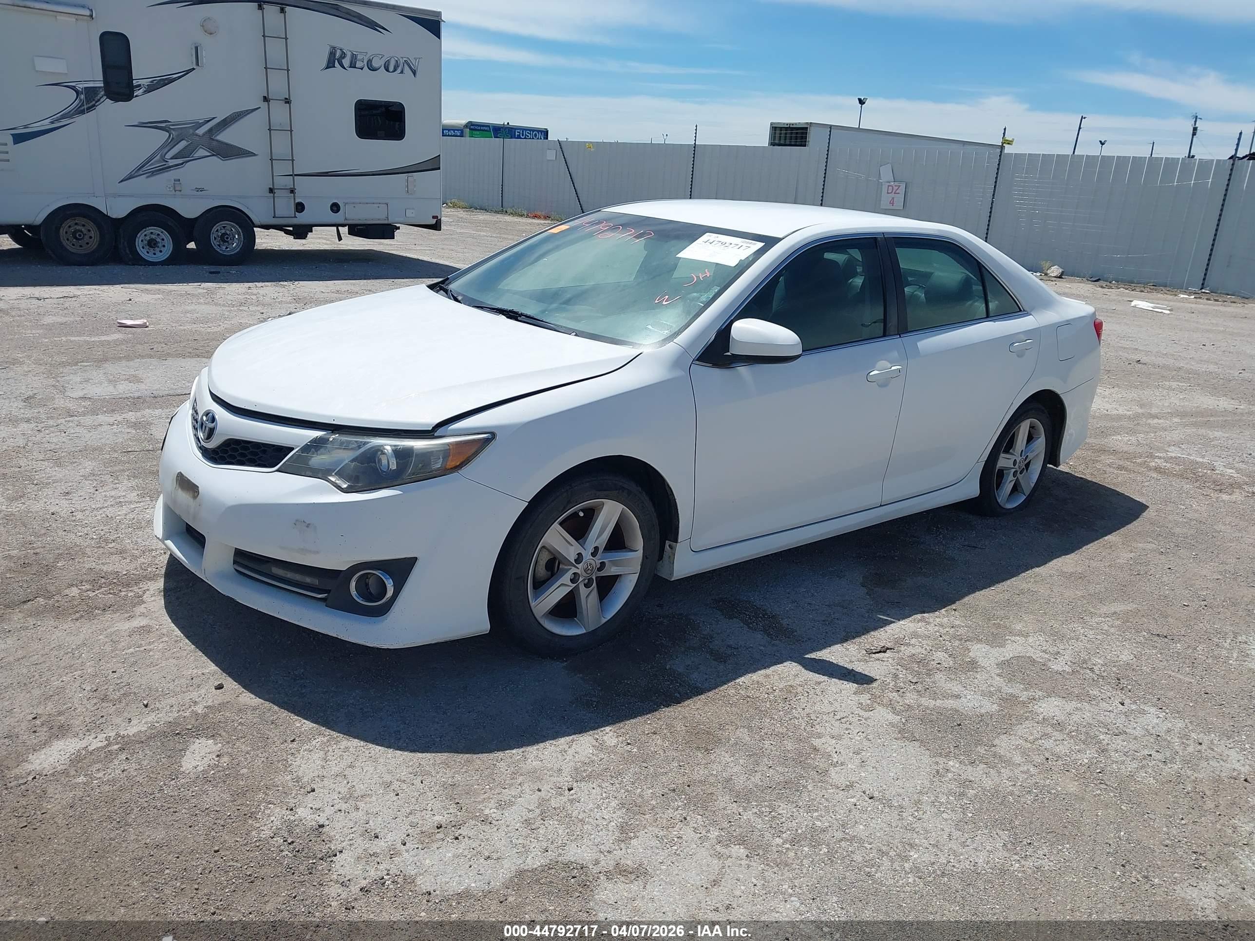 TOYOTA CAMRY image 2