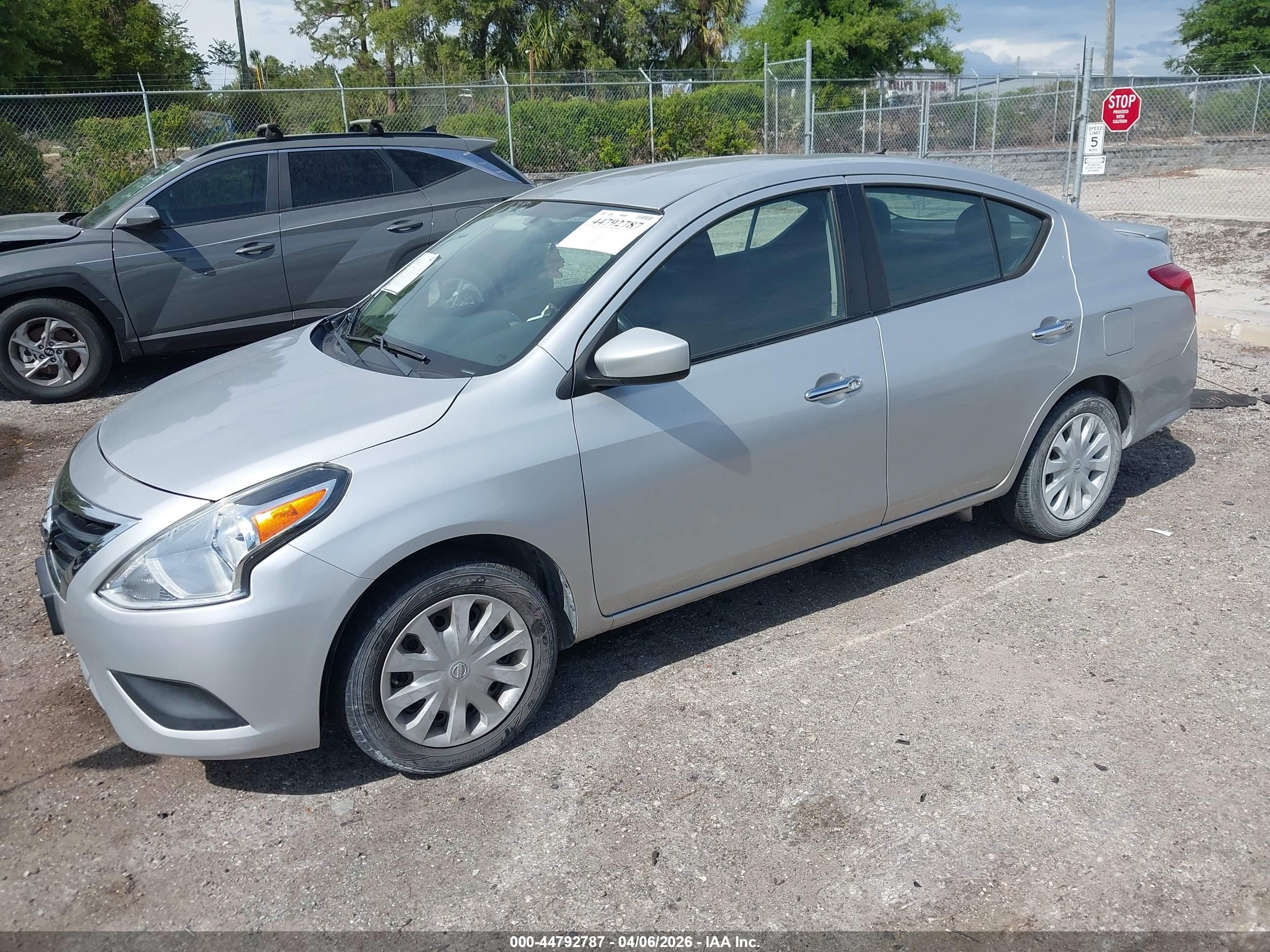 NISSAN VERSA image 2