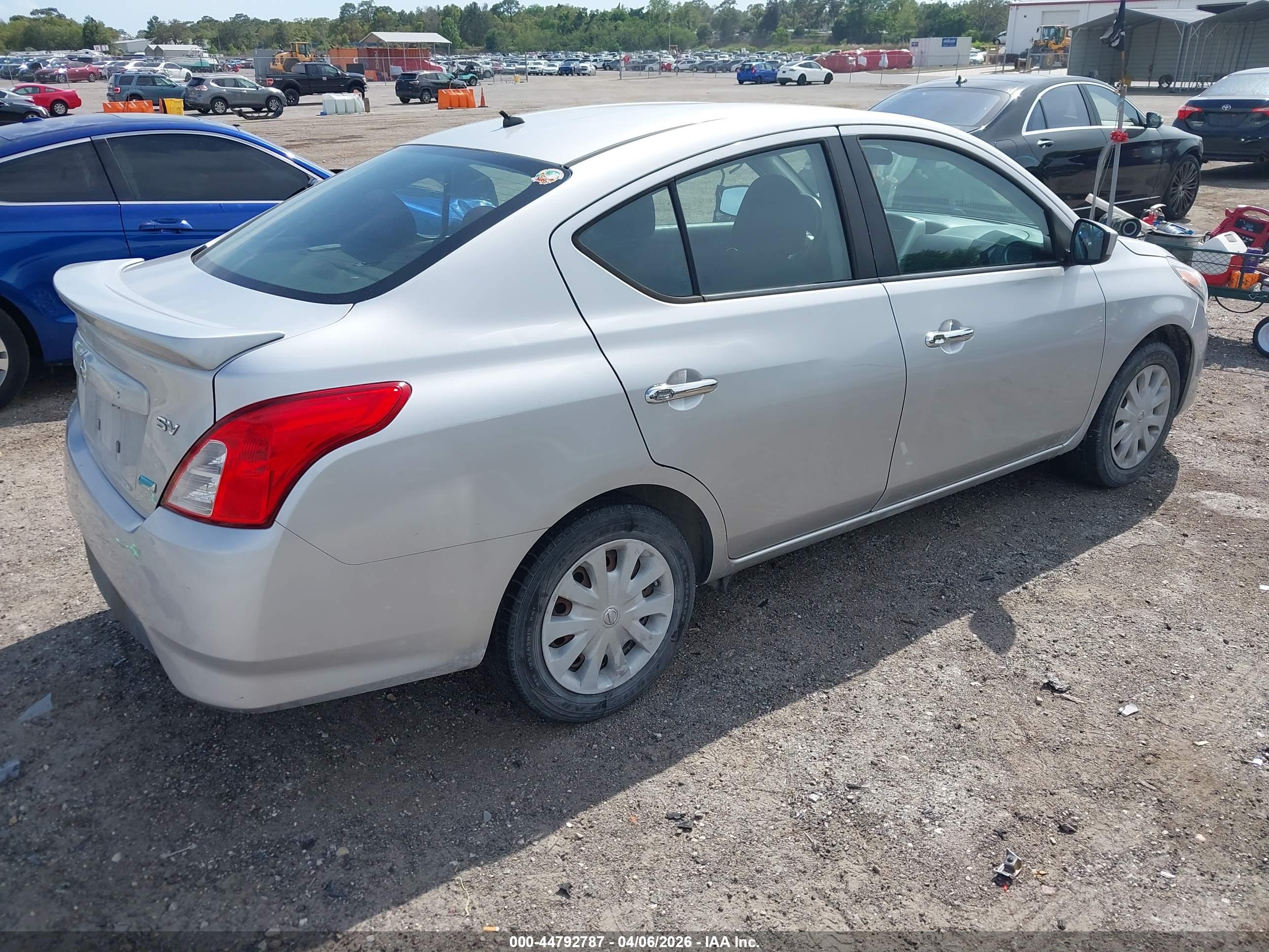 NISSAN VERSA image 4