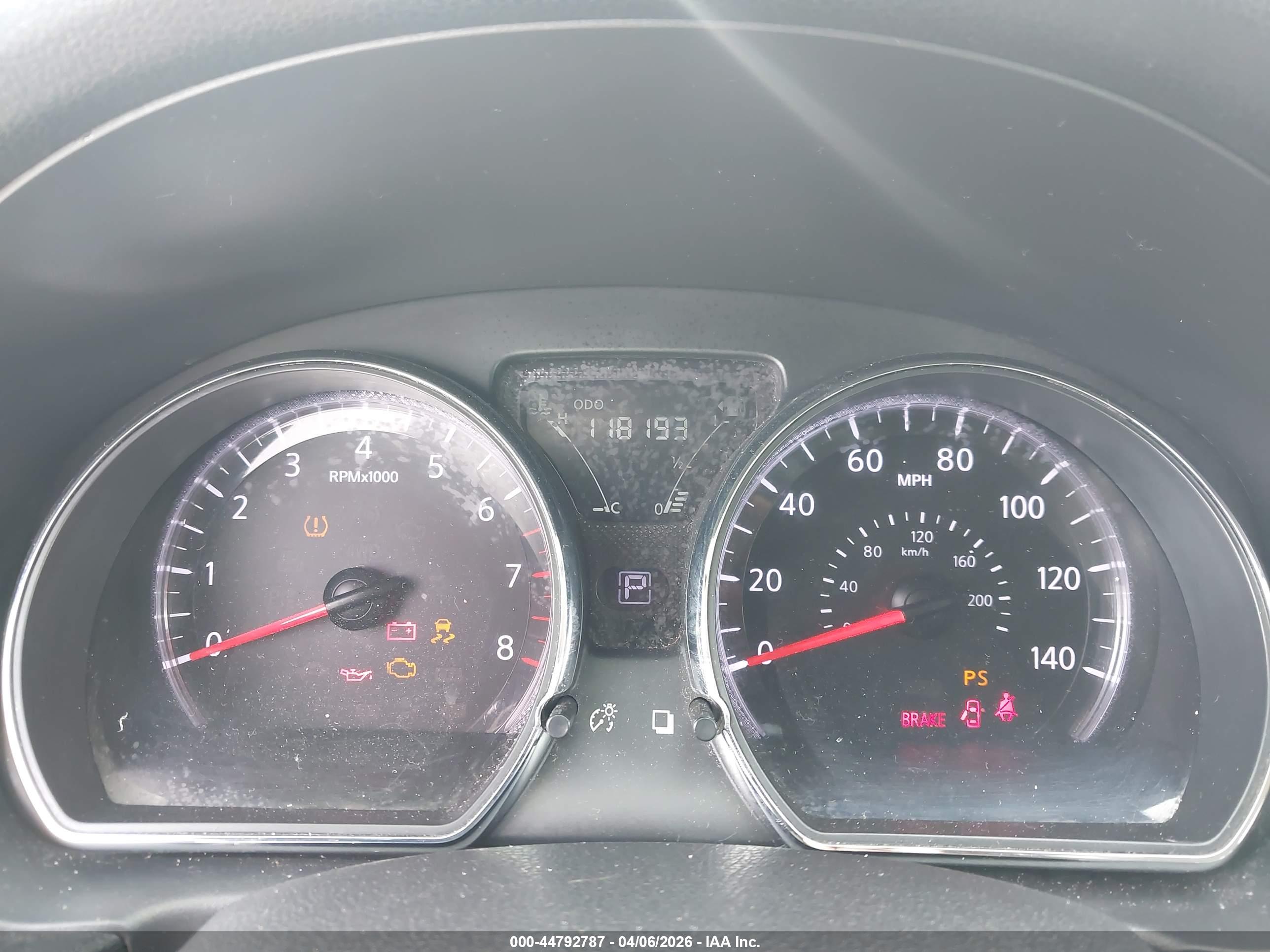 NISSAN VERSA image 7