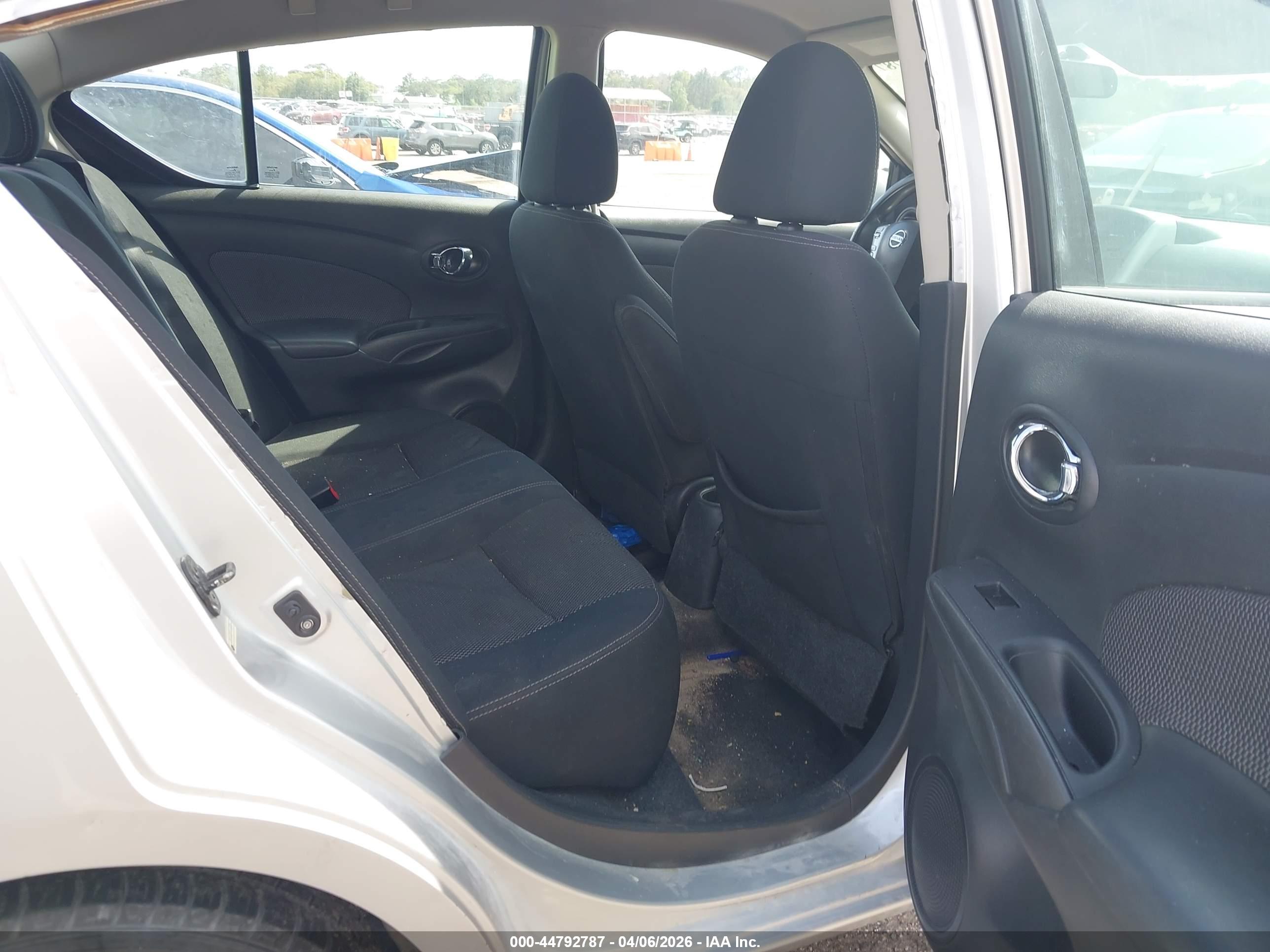 NISSAN VERSA image 8