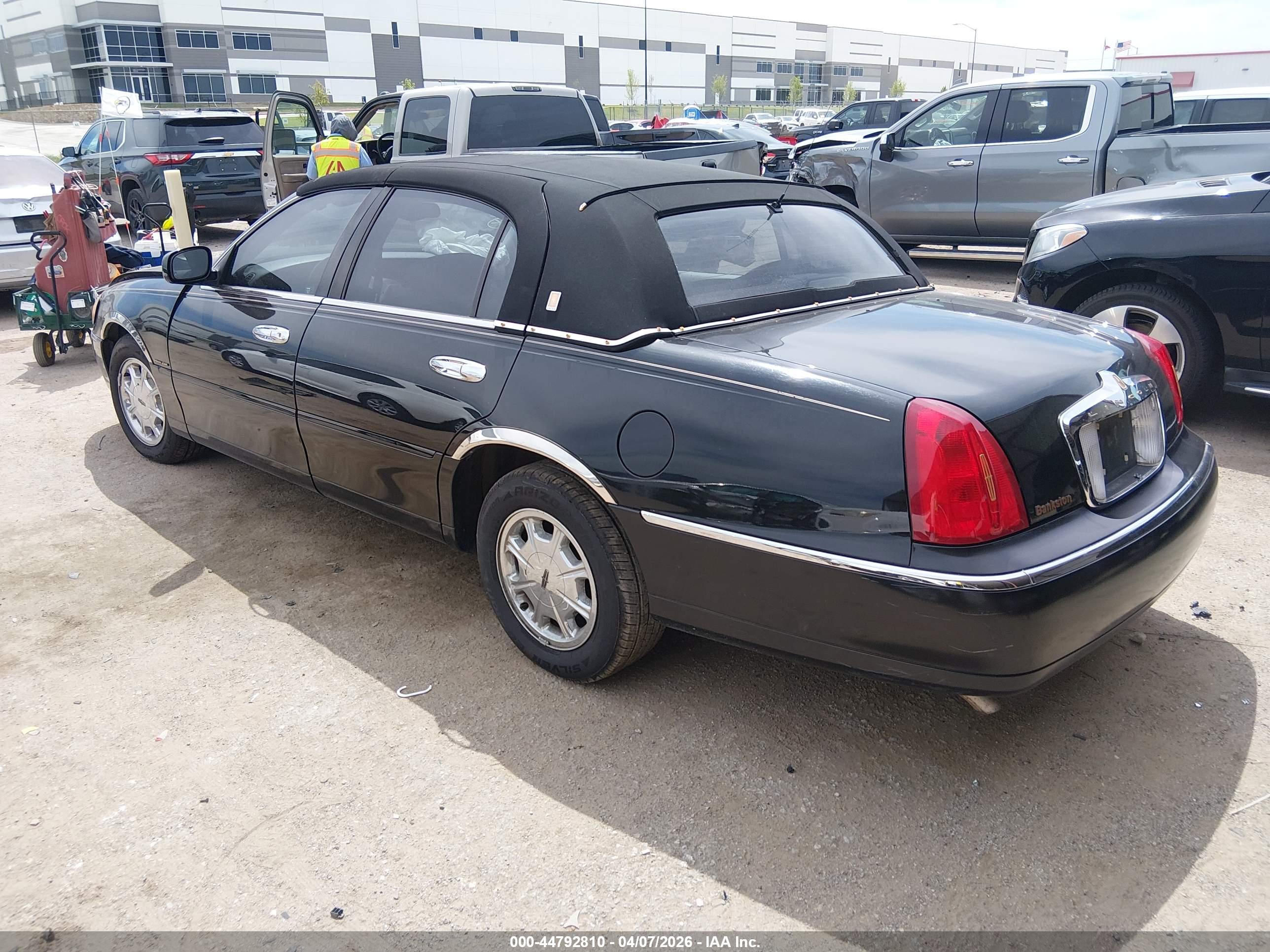 LINCOLN TOWN image 3