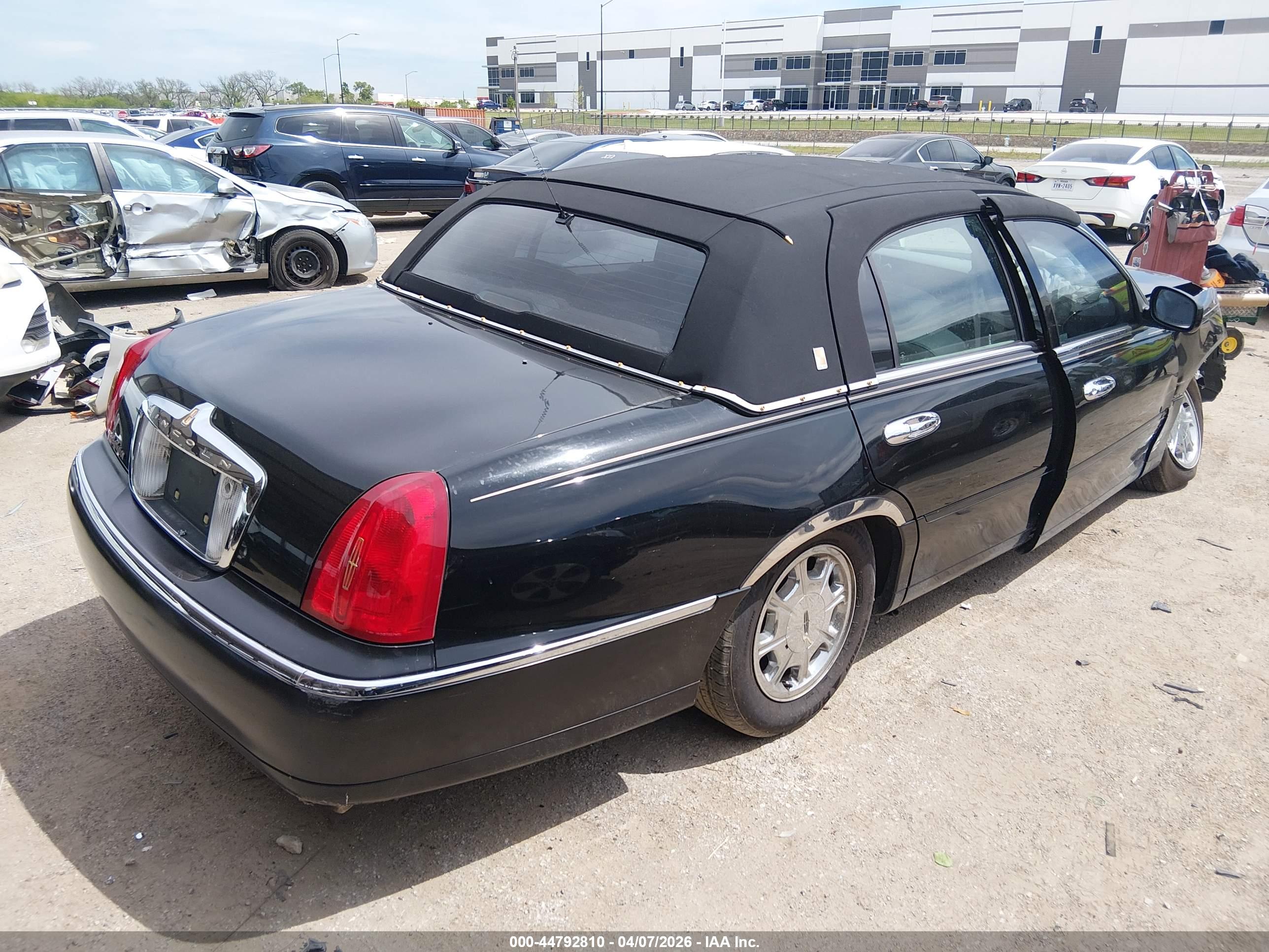 LINCOLN TOWN image 4