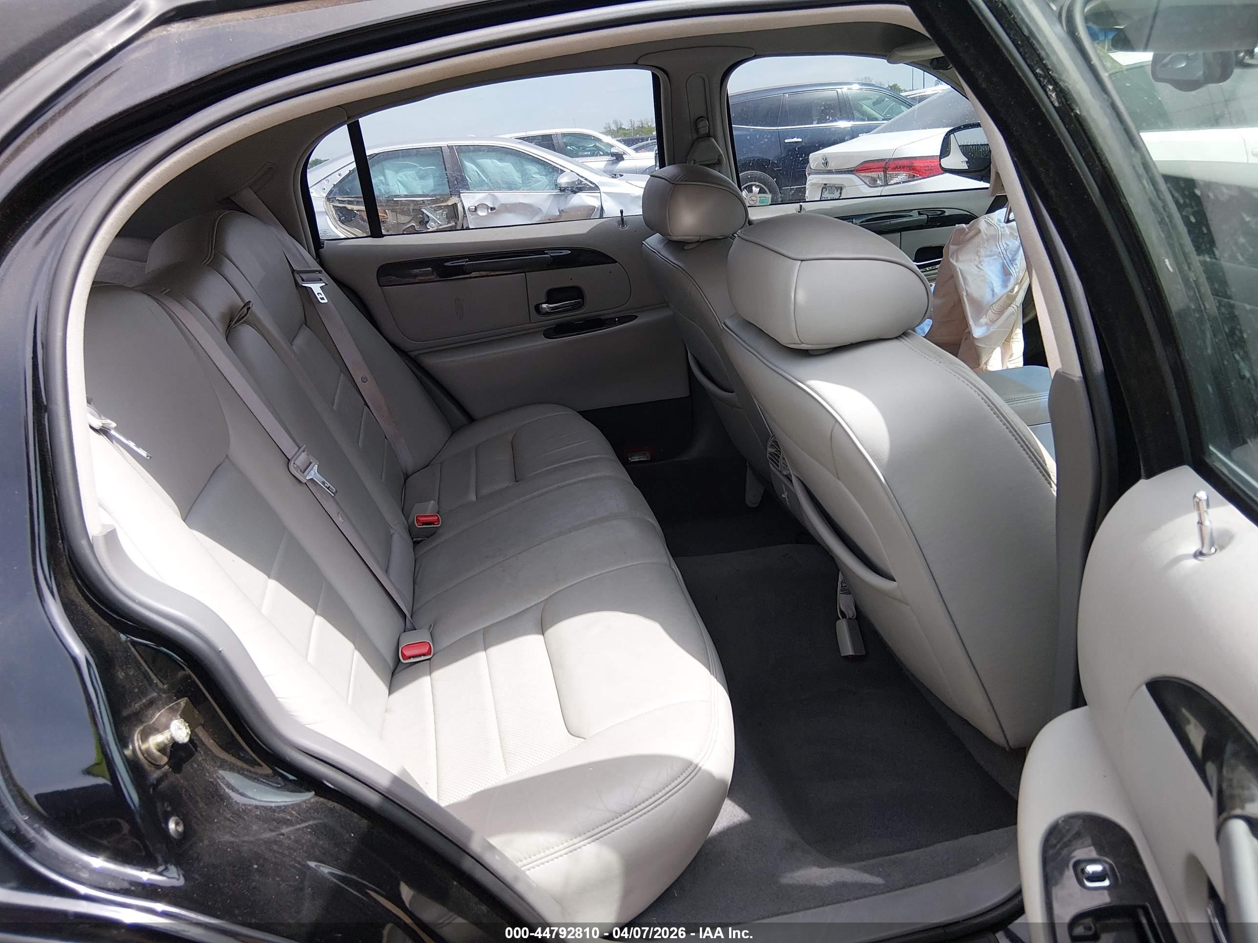 LINCOLN TOWN image 8