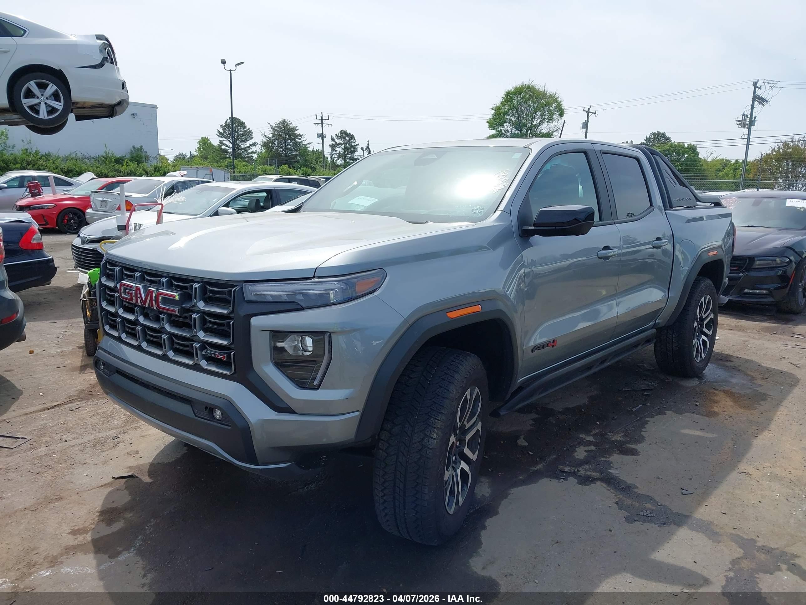 GMC CANYON image 2
