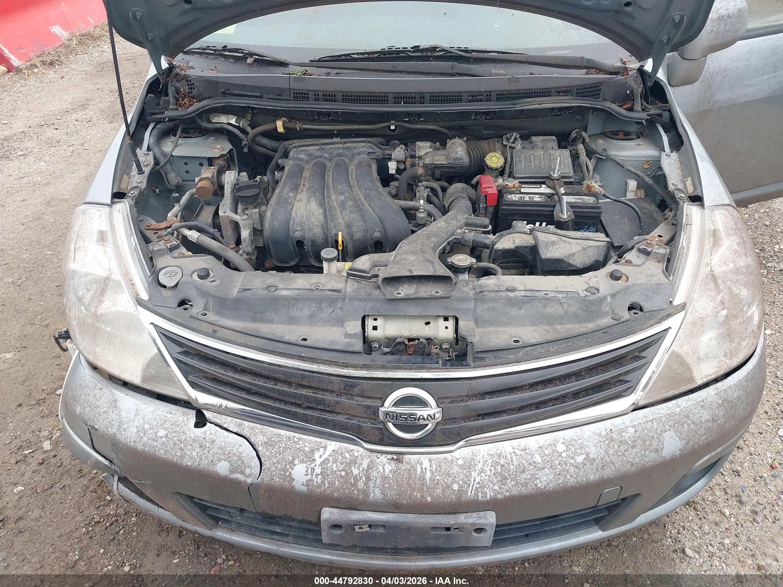 NISSAN VERSA image 10