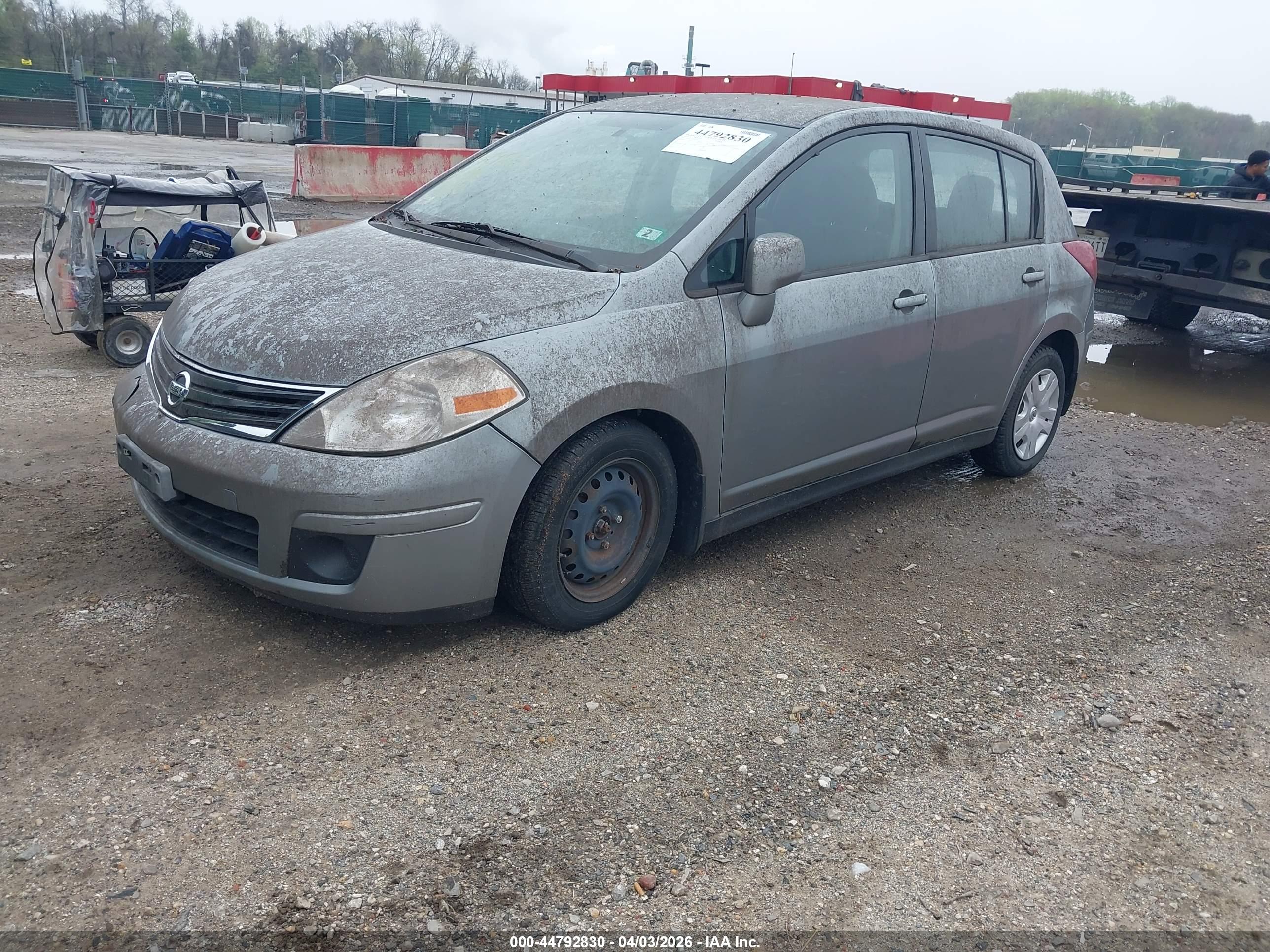 NISSAN VERSA image 2