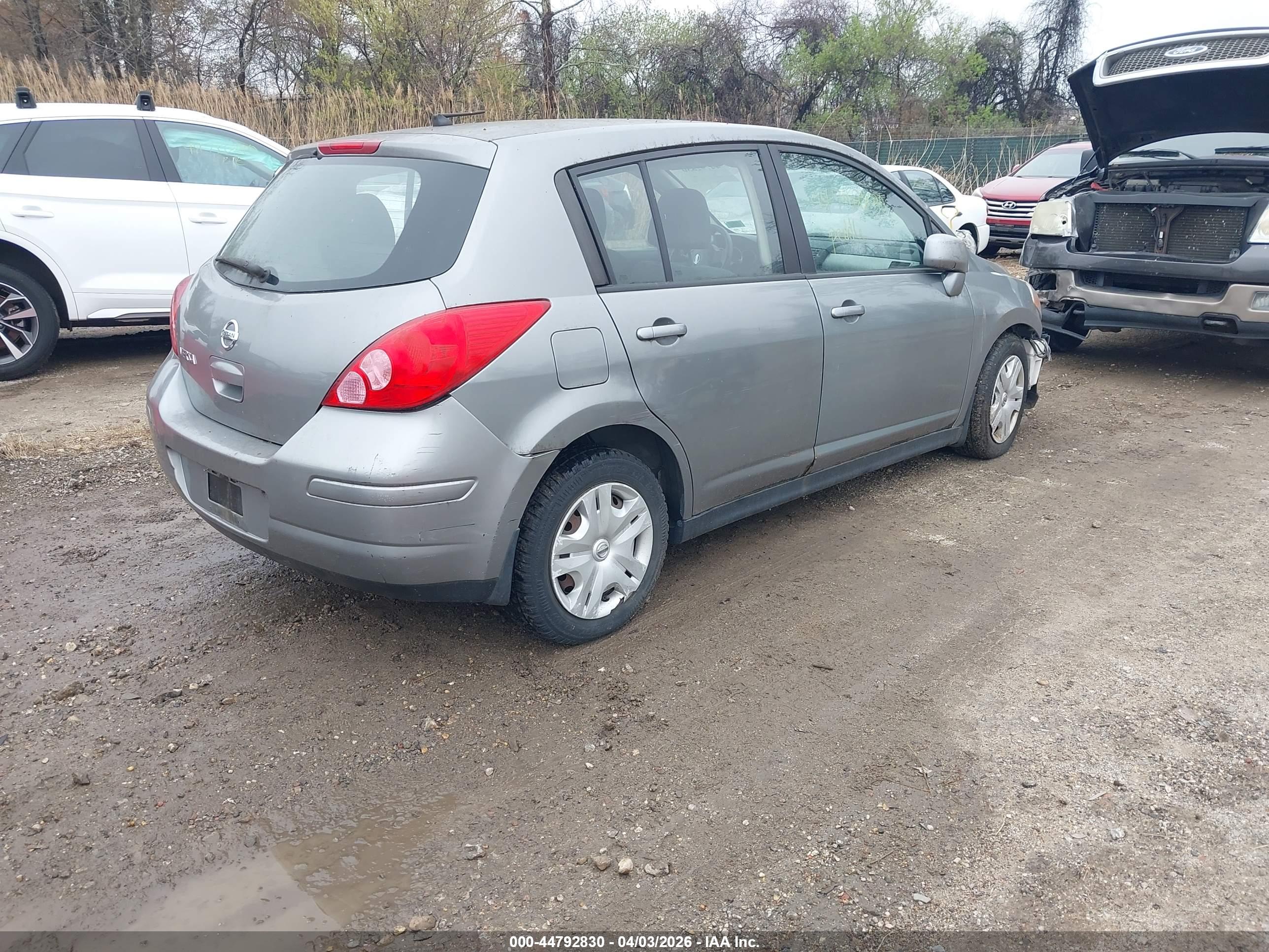 NISSAN VERSA image 4