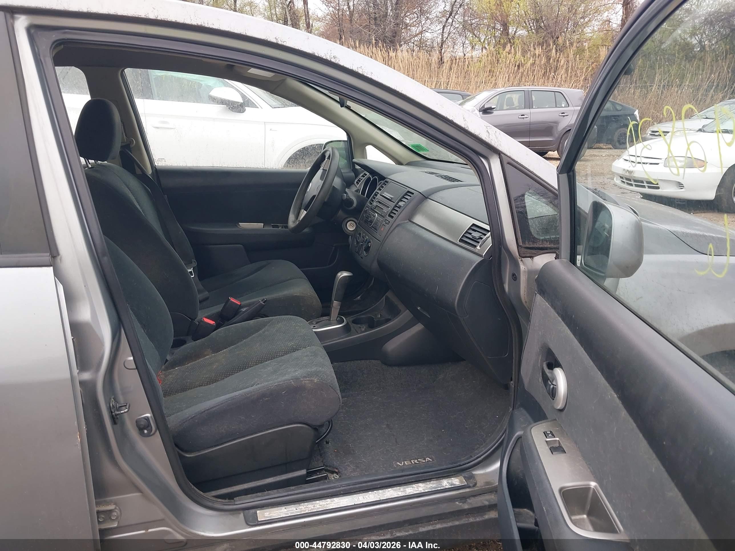 NISSAN VERSA image 5