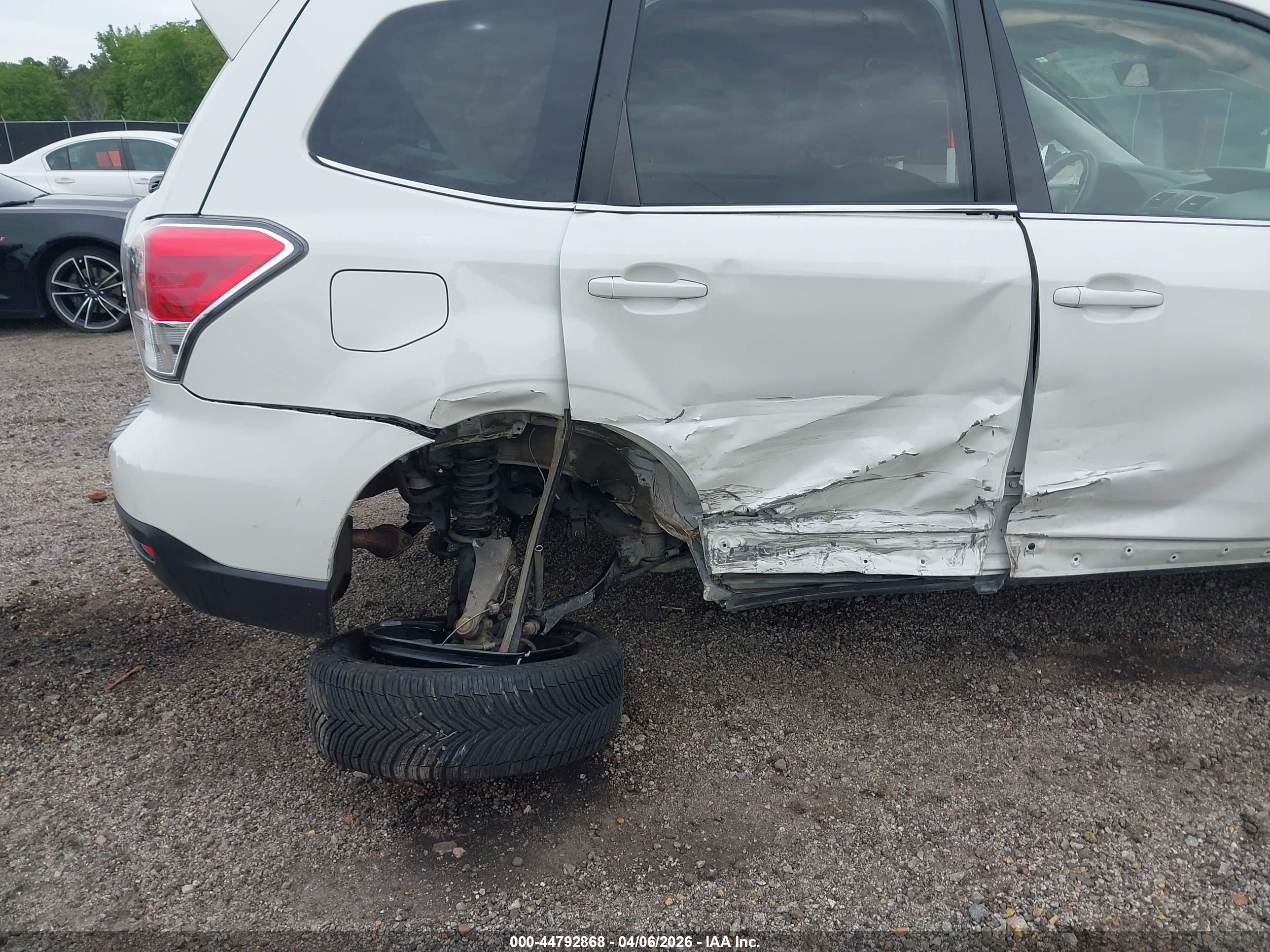SUBARU FORESTER image 6