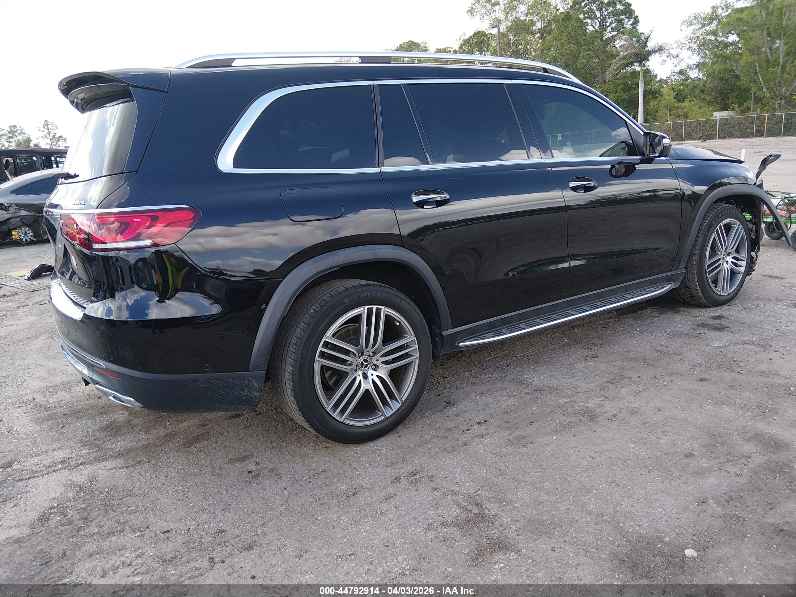 MERCEDES-BENZ GLS image 4