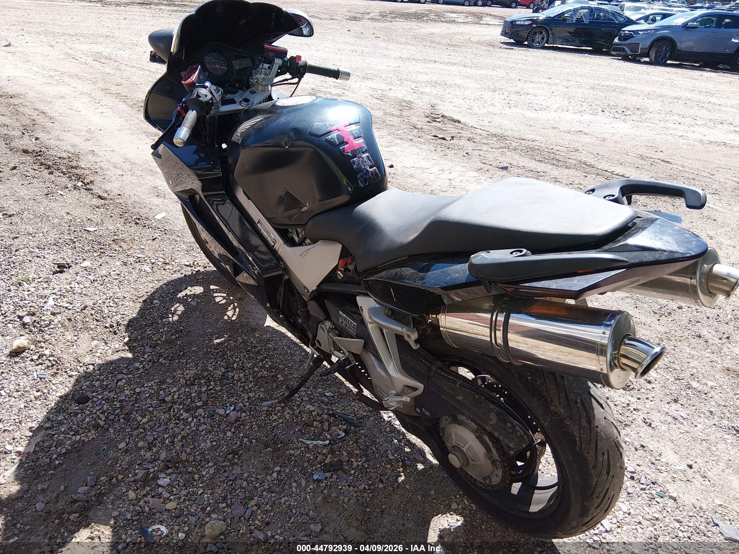 HONDA VFR800 image 3