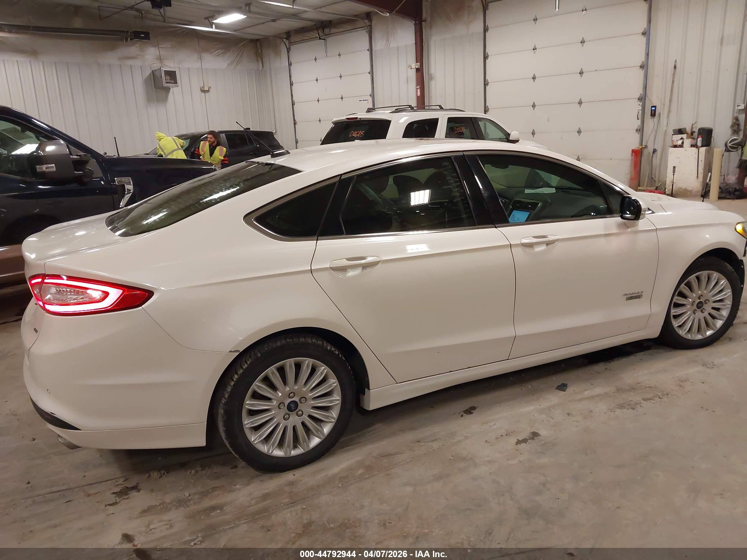 FORD FUSION image 4