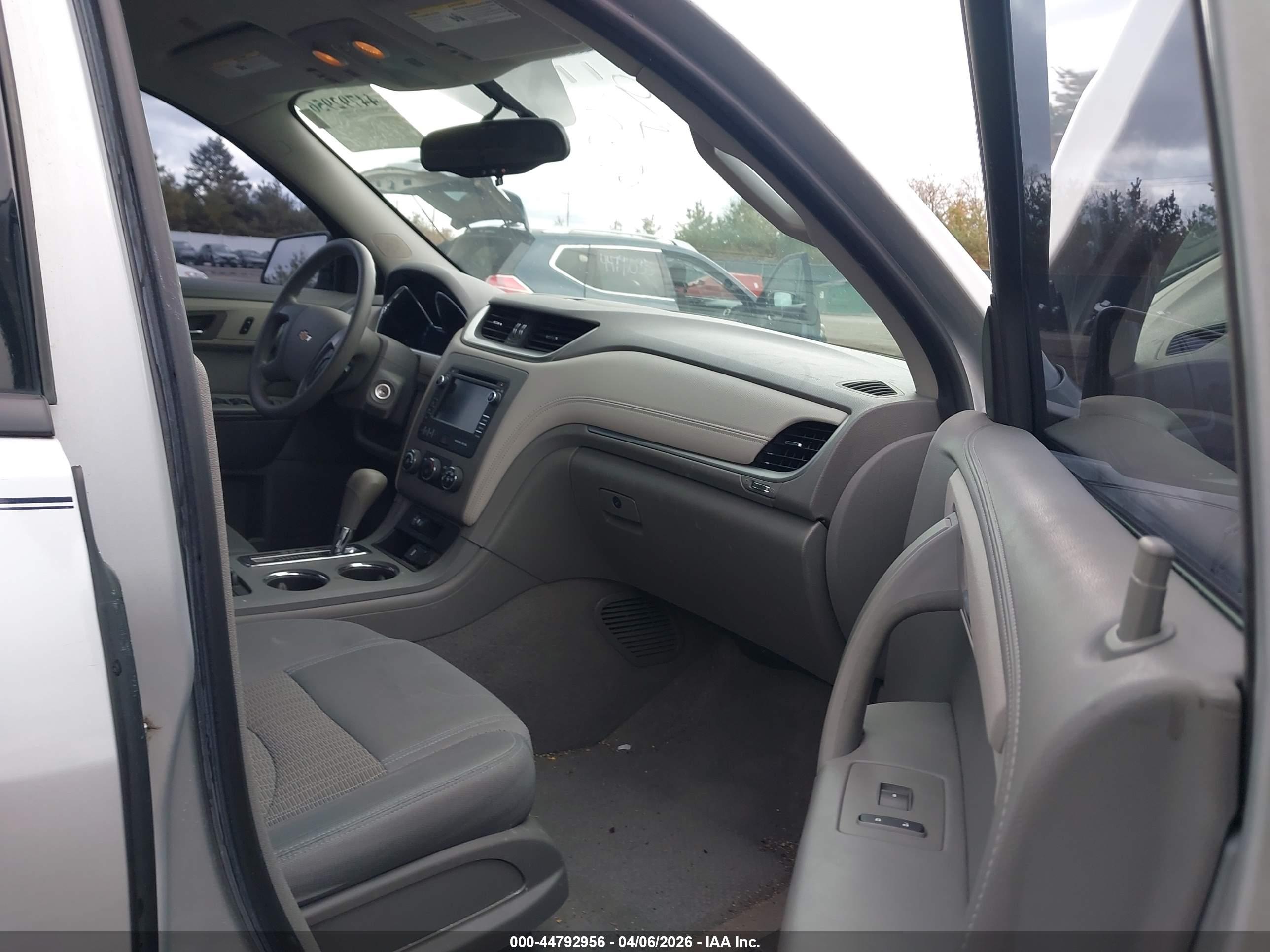 CHEVROLET TRAVERSE image 5