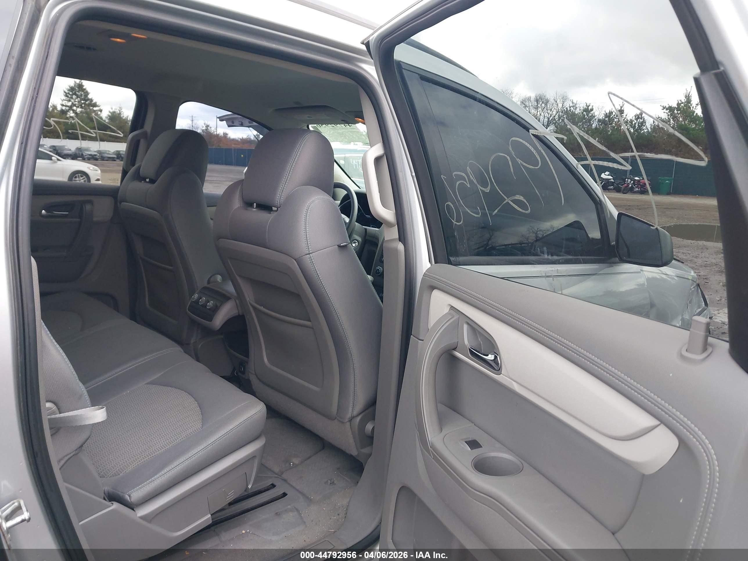 CHEVROLET TRAVERSE image 8
