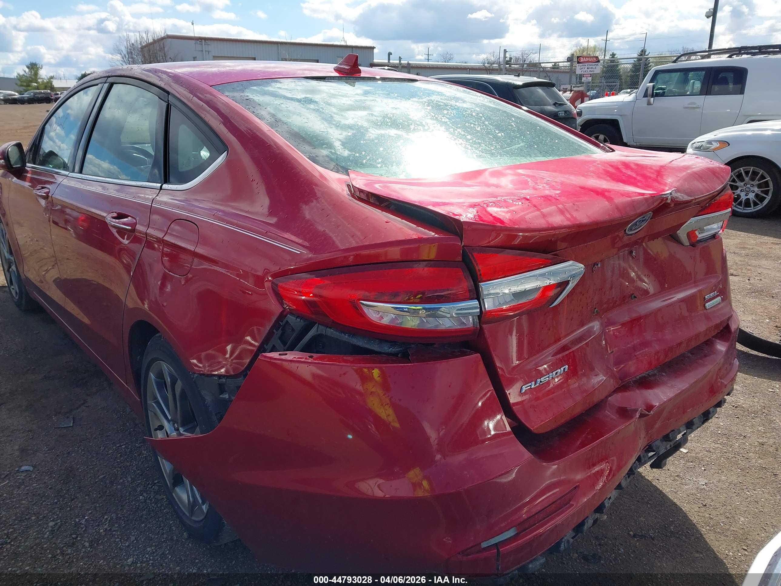 FORD FUSION image 6