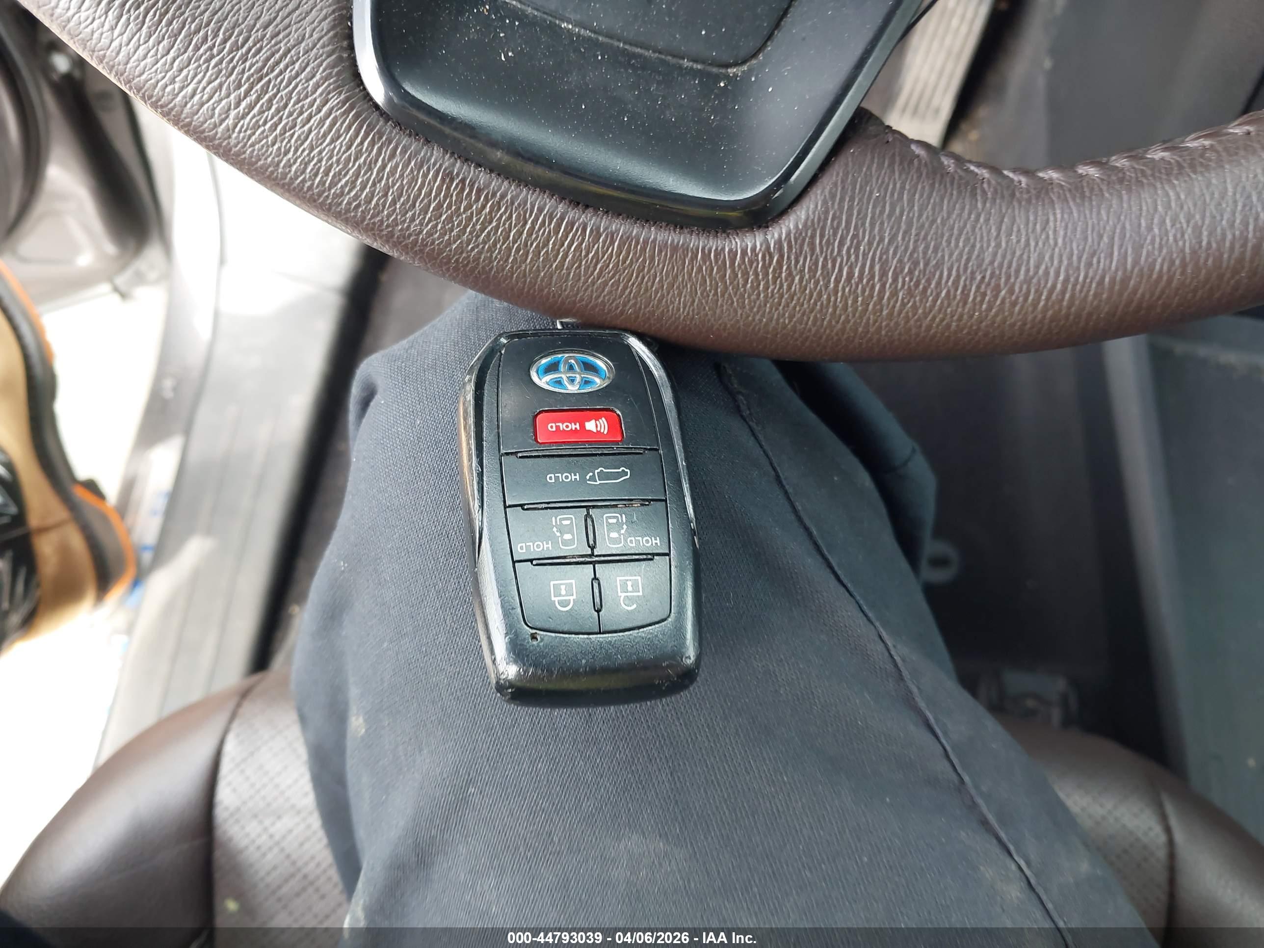 TOYOTA SIENNA image 11